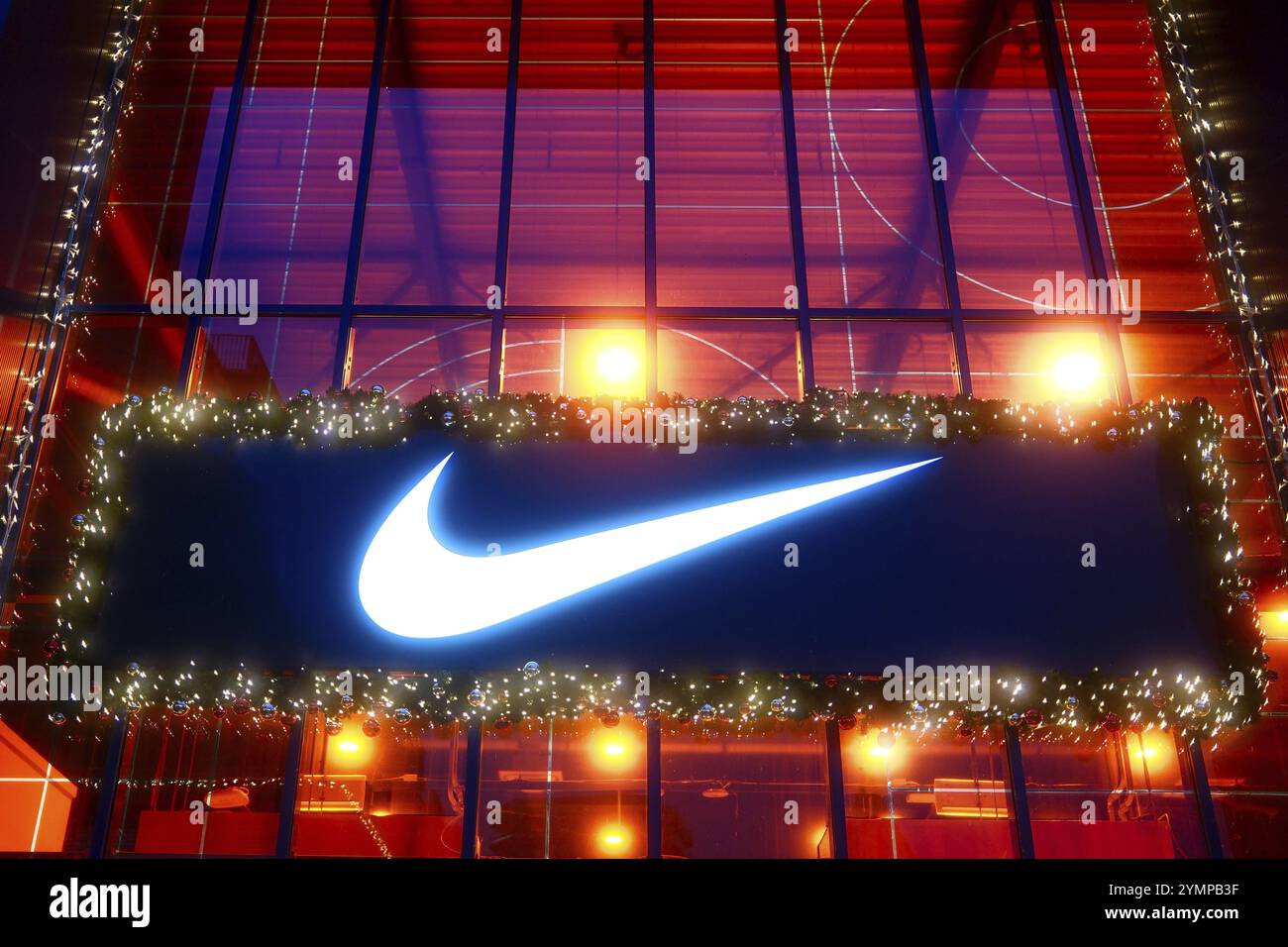 Logo Nike illuminato, decorazione natalizia, Roermond, Paesi Bassi Foto Stock