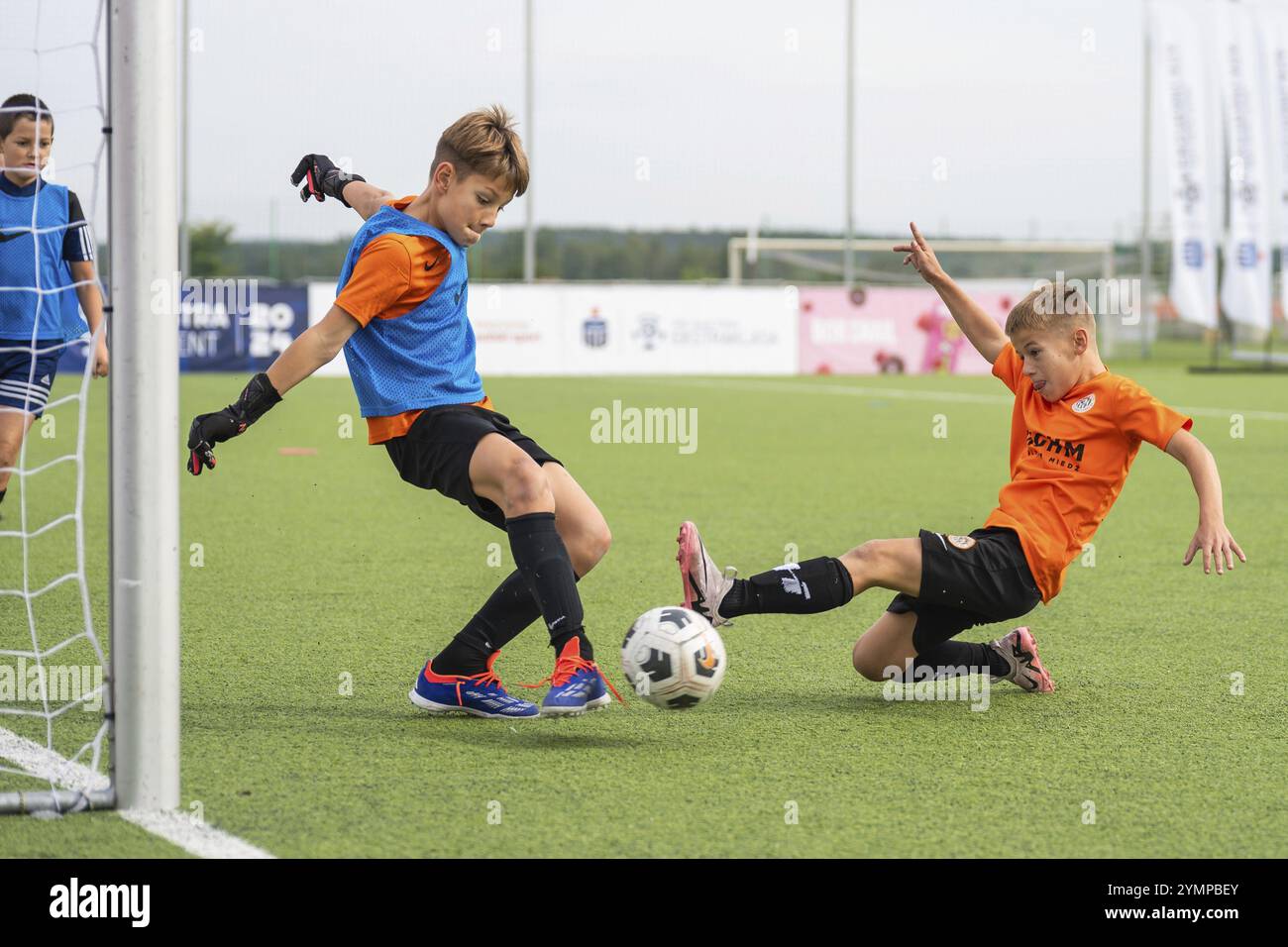 LUBIN, POLONIA - 23 SETTEMBRE 2024: Partita di calcio per bambini durante i tornei delle accademie Extra Class (Akademie Klasy Extra) Foto Stock