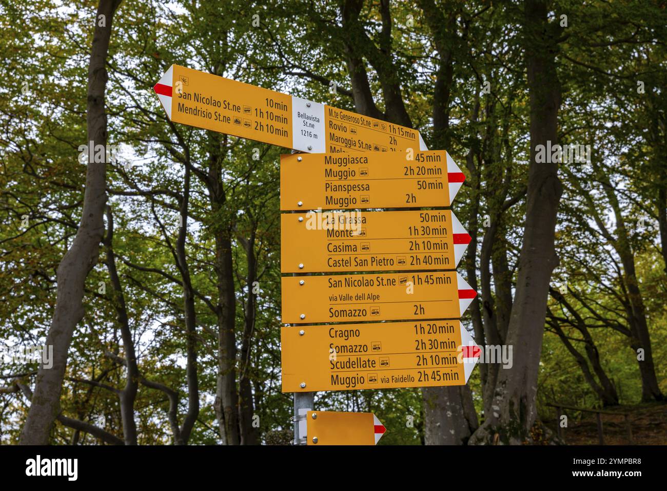 Cartello con indicazione di distanza e direzione in montagna a Monte generoso, Ticino, Svizzera. Foto Stock