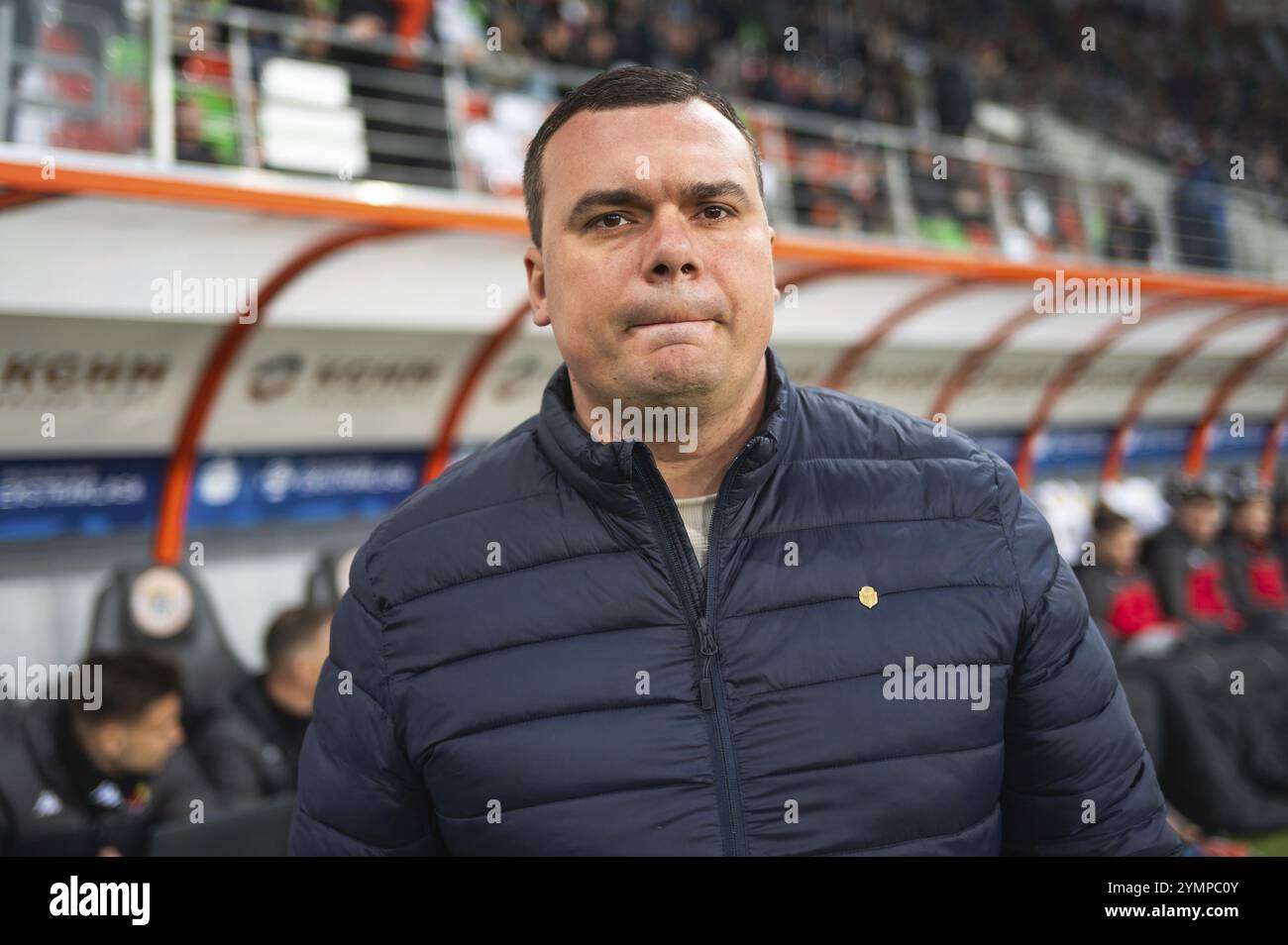 LUBIN, POLONIA - 20 APRILE 2024: Partita di calcio polacca PKO Ekstraklasa tra KGHM Zaglebie Lubin e Jagiellonia Bialystok. Allenatore di Jagiellonia Foto Stock