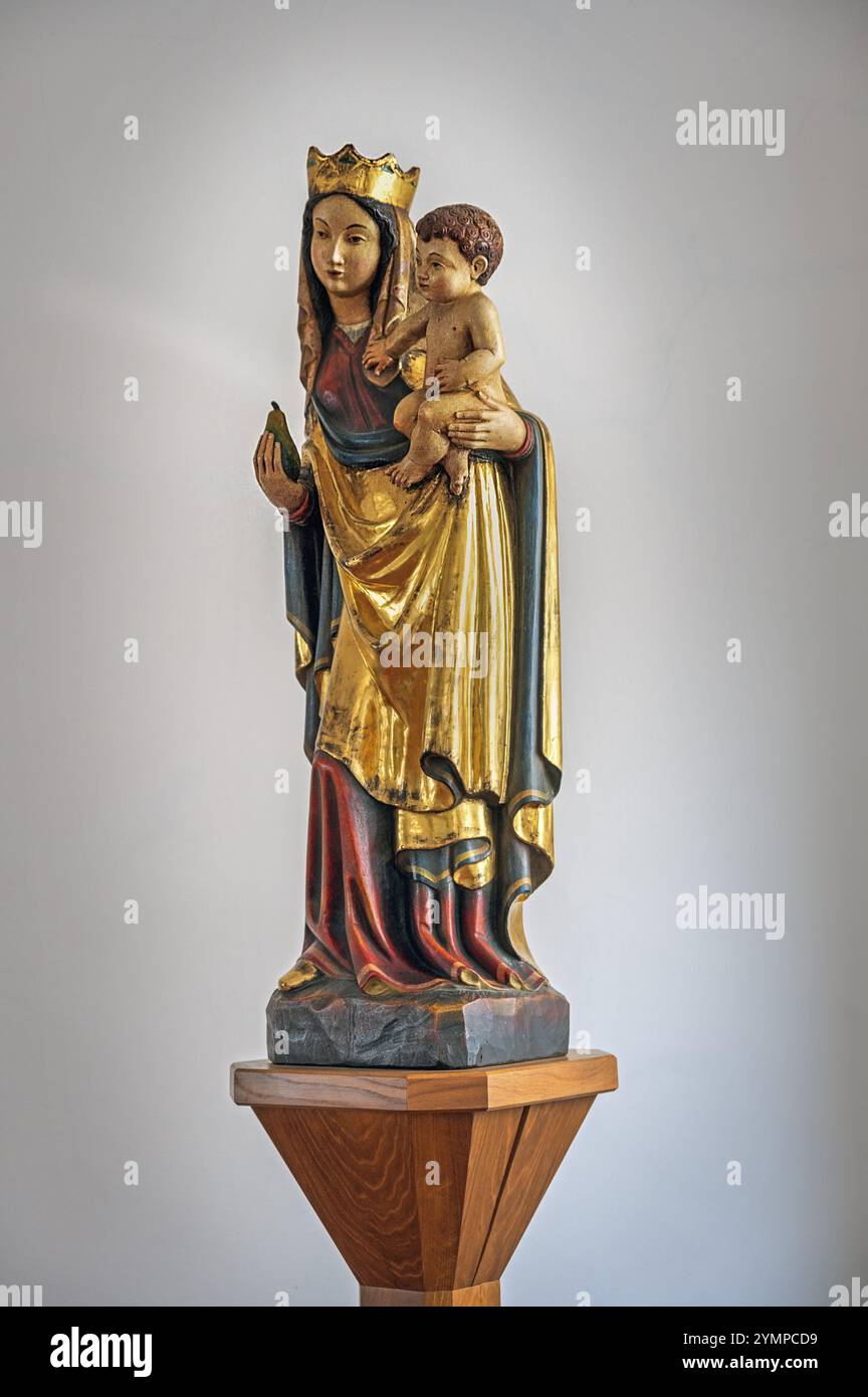 Statua della Vergine Maria con Gesù bambino, ospedale dello Spirito Santo, interno, centro storico, lago di Bad Forest, alta Svevia, Baden-Wuerttemberg Foto Stock