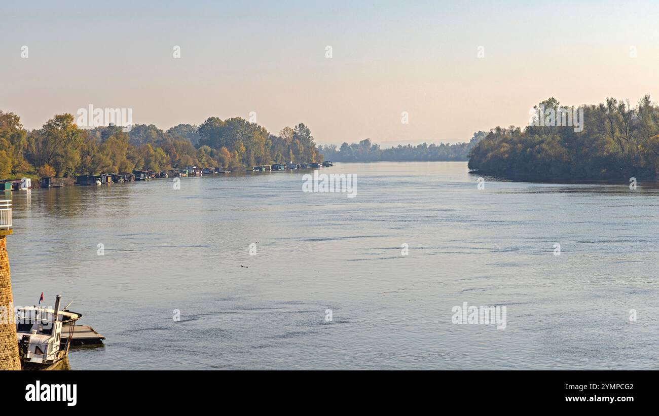 Fiume Sava confine naturale tra Slavonski Brod Croazia e Bosnia-Erzegovina Foto Stock