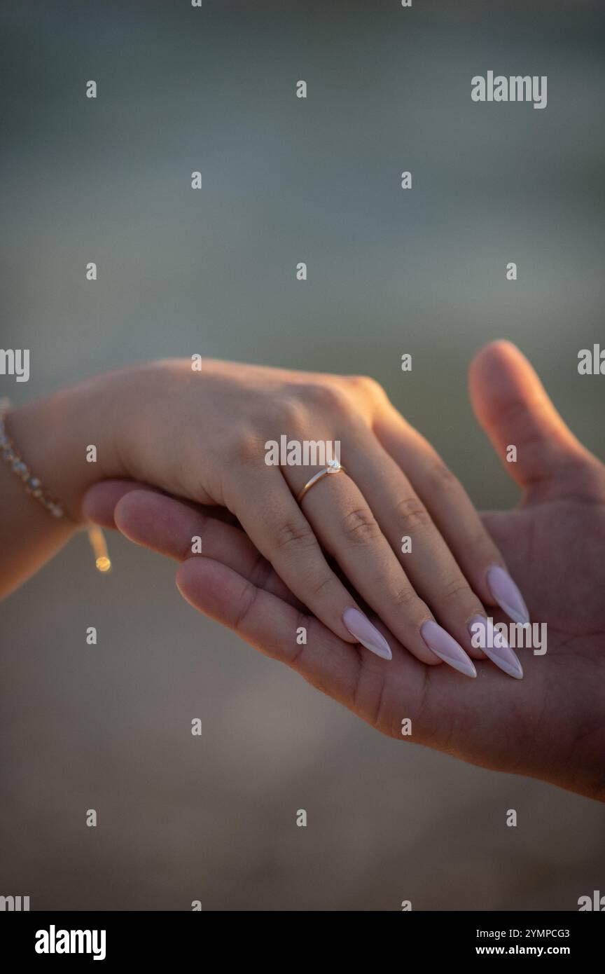 anello di proposta in una mano e nella scatola Foto Stock