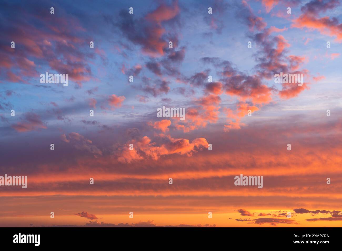 Un vero cielo splendente al tramonto con la sovrapposizione di sfondo. Nuvole rosse, arancioni e viola. Fotografia ad alta risoluzione perfetta per i passeggeri che sostituiscono il cielo Foto Stock