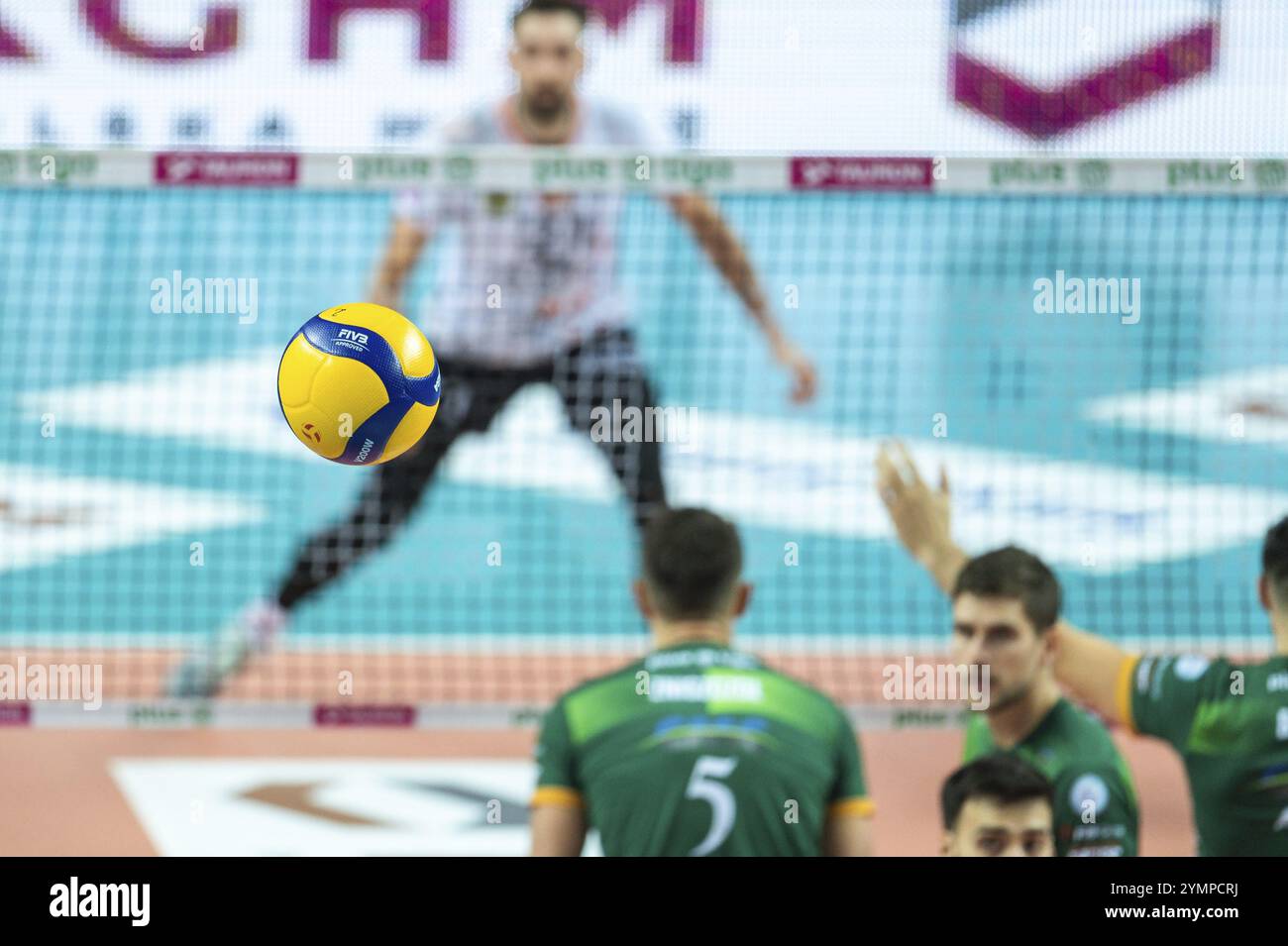 LUBIN, POLONIA - 20 NOVEMBRE 2023: Torneo di pallavolo maschile polacco PlusLiga match KGHM Cuprum Lubin vs Aluron CMC Warta Zawiercie. Palla volante. Foto Stock