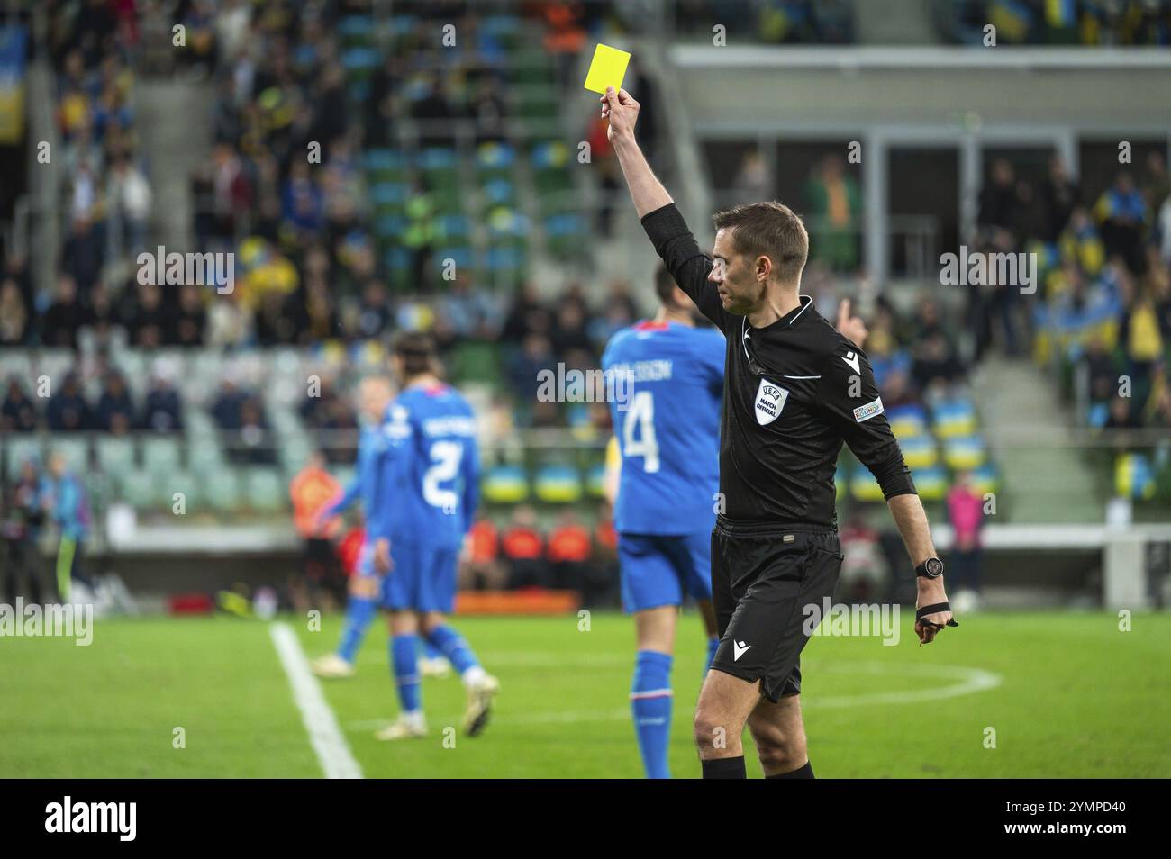 WROCLAW, POLONIA - 26 MARZO 2024: Qualifiche per UEFA Euro 2024. Partita finale di play-off Ucraina - Islanda 2:1. L'arbitro principale Clement Turpin mostra yel Foto Stock