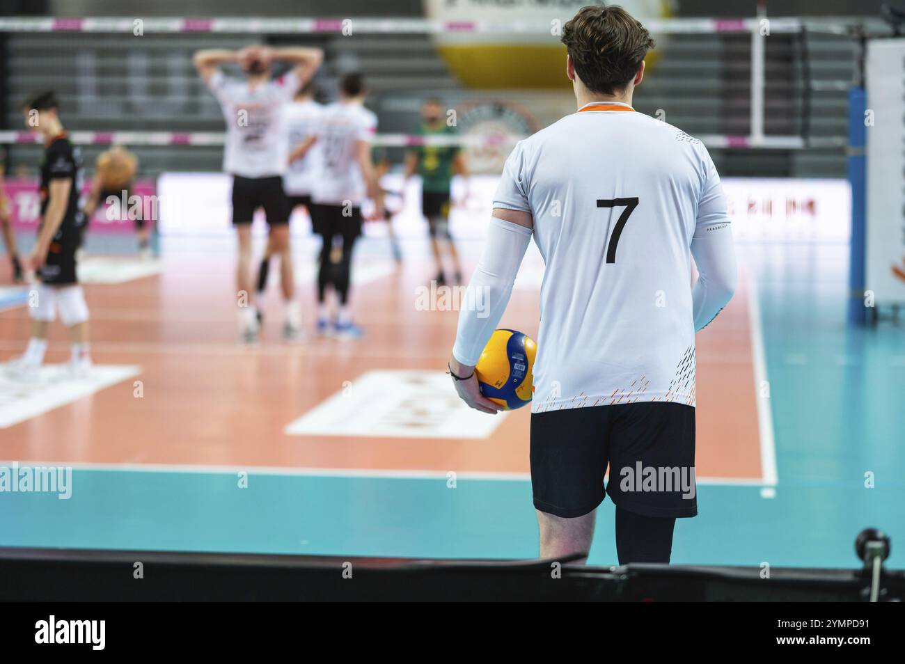 Il giocatore di pallavolo serve palla durante la partita Foto Stock