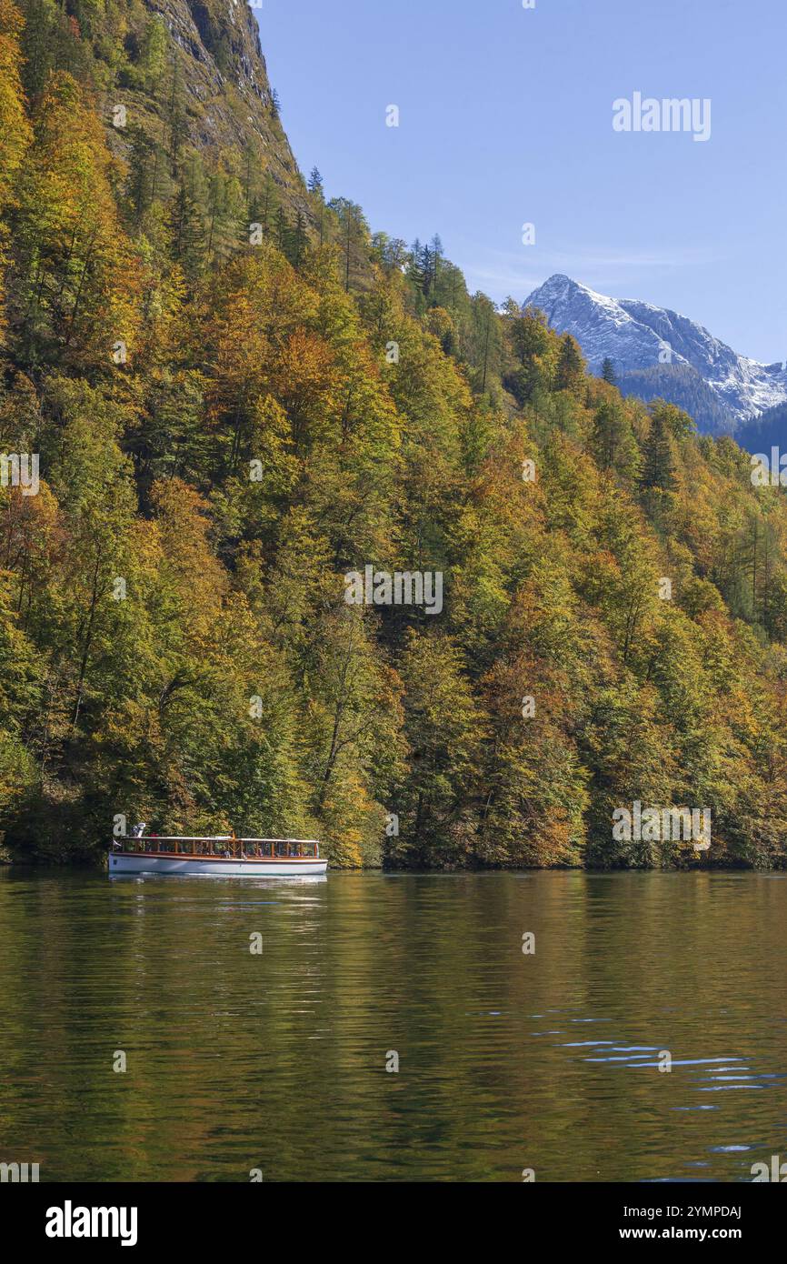 Salet con le montagne, escursione a vapore e Koenigssee in autunno, Schoenau, Parco Nazionale di Berchtesgaden, Terra di Berchtesgadener, alta Baviera, Baviera Foto Stock