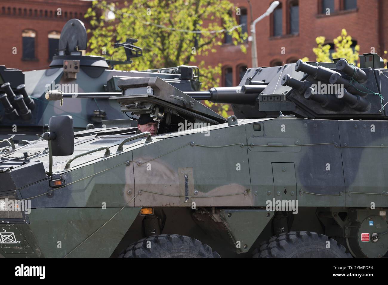 LEGNICA, POLONIA, 26 APRILE 2023: Picnic militare come parte del programma Cyber MIL Academy. Soldato nella portaerei corazzata KTO Rosomak Foto Stock