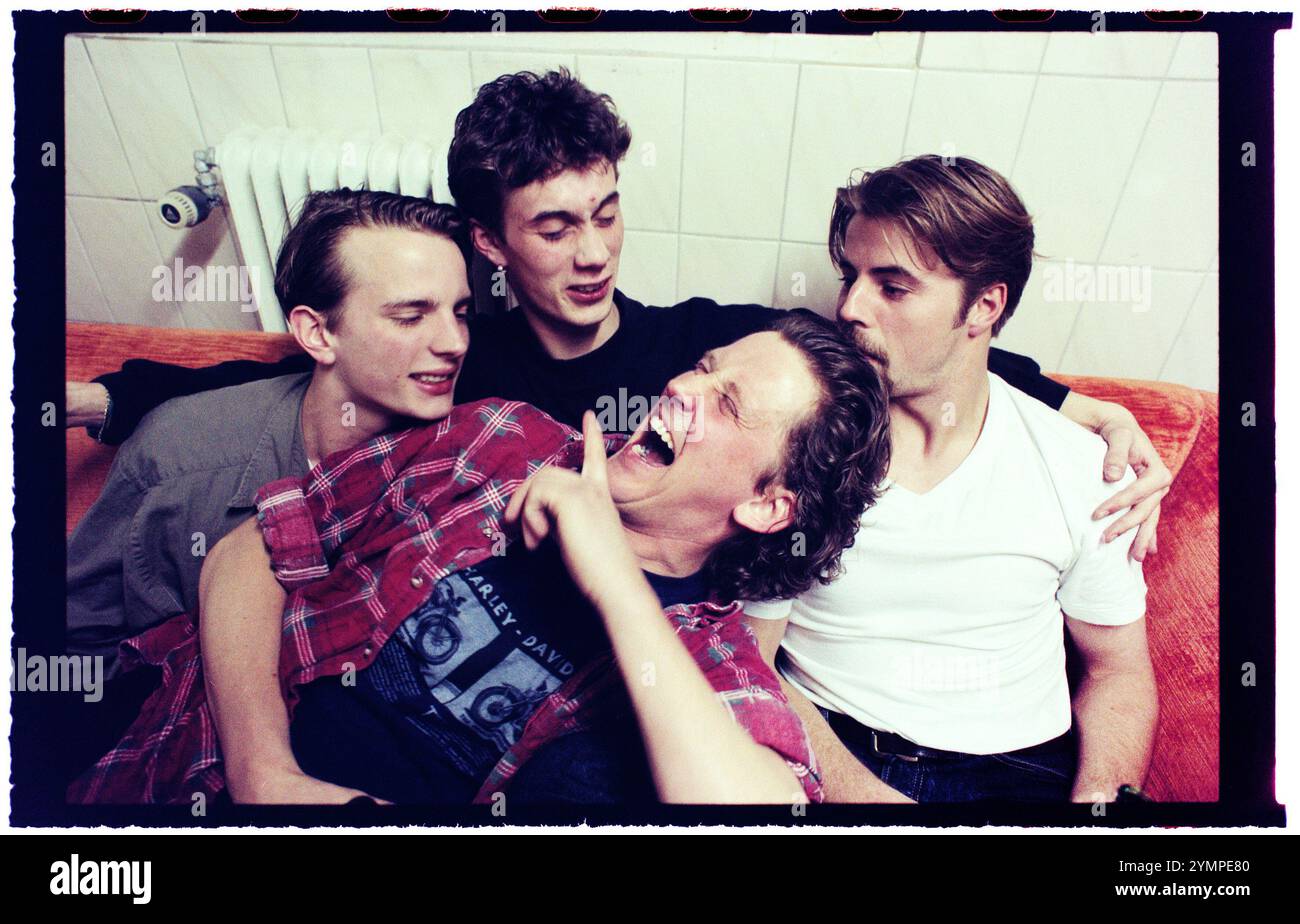 Le star del programma televisivo 'Rederiet' (soap opera) hanno creato la band 'Captain and the crew' e sono in tour in Svezia nel 1996. Da sinistra: Måns Nathanaelsson, Ola Forssmed, Kenneth Söderman e Martin Forsström. Qui prima di un concerto in un night club a Motala, Svezia. Foto Stock