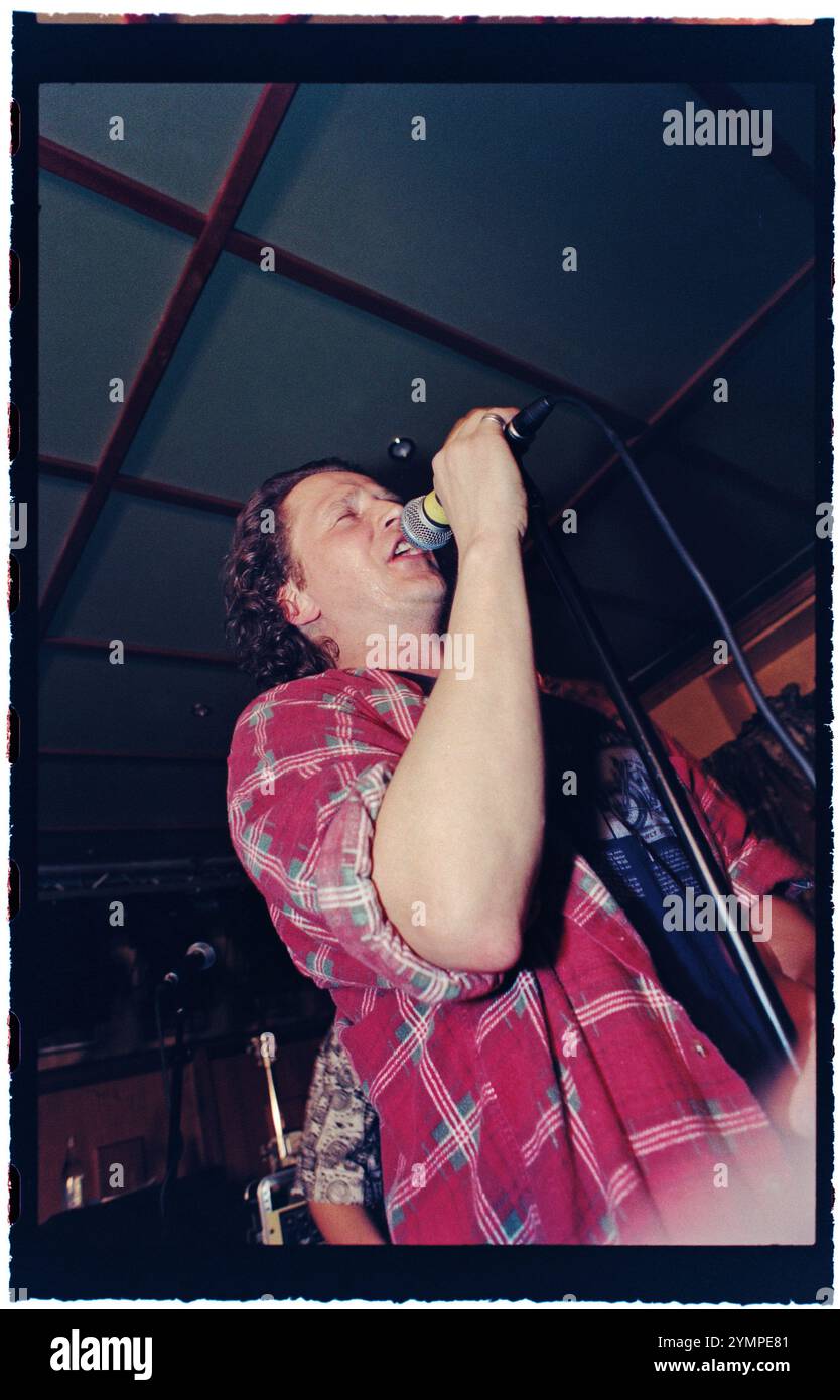 Le star del programma televisivo "Rederiet" (soap opera) hanno creato la band "Captain and the Crew" e sono in tour in Svezia nel 1996, qui a Motala, in Svezia. Kenneth Söderman durante il concerto. Foto Stock