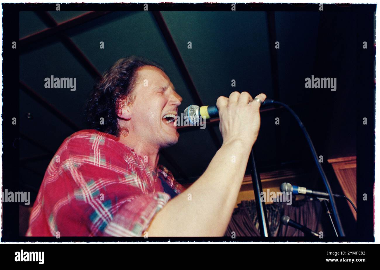 Le star del programma televisivo "Rederiet" (soap opera) hanno creato la band "Captain and the Crew" e sono in tour in Svezia nel 1996, qui a Motala, in Svezia. Kenneth Söderman durante il concerto. Foto Stock