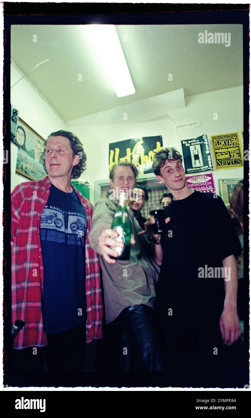 Le star del programma televisivo "Rederiet" (soap opera) hanno creato la band "Captain and the Crew" e sono in tour in Svezia nel 1996, qui a Motala, in Svezia. Da sinistra: Kenneth Söderman, Måns Nathanaelsson e Ola Forssmed prima di un concerto in un nightclub di Motala, Svezia. Foto Stock