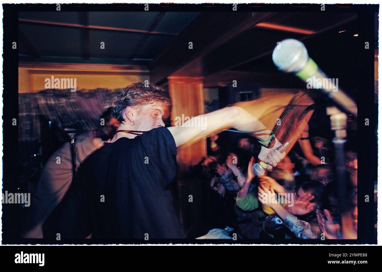 Le star del programma televisivo "Rederiet" (soap opera) hanno creato la band "Captain and the Crew" e sono in tour in Svezia nel 1996, qui a Motala, in Svezia. Ola Forssmed durante il concerto. Foto Stock