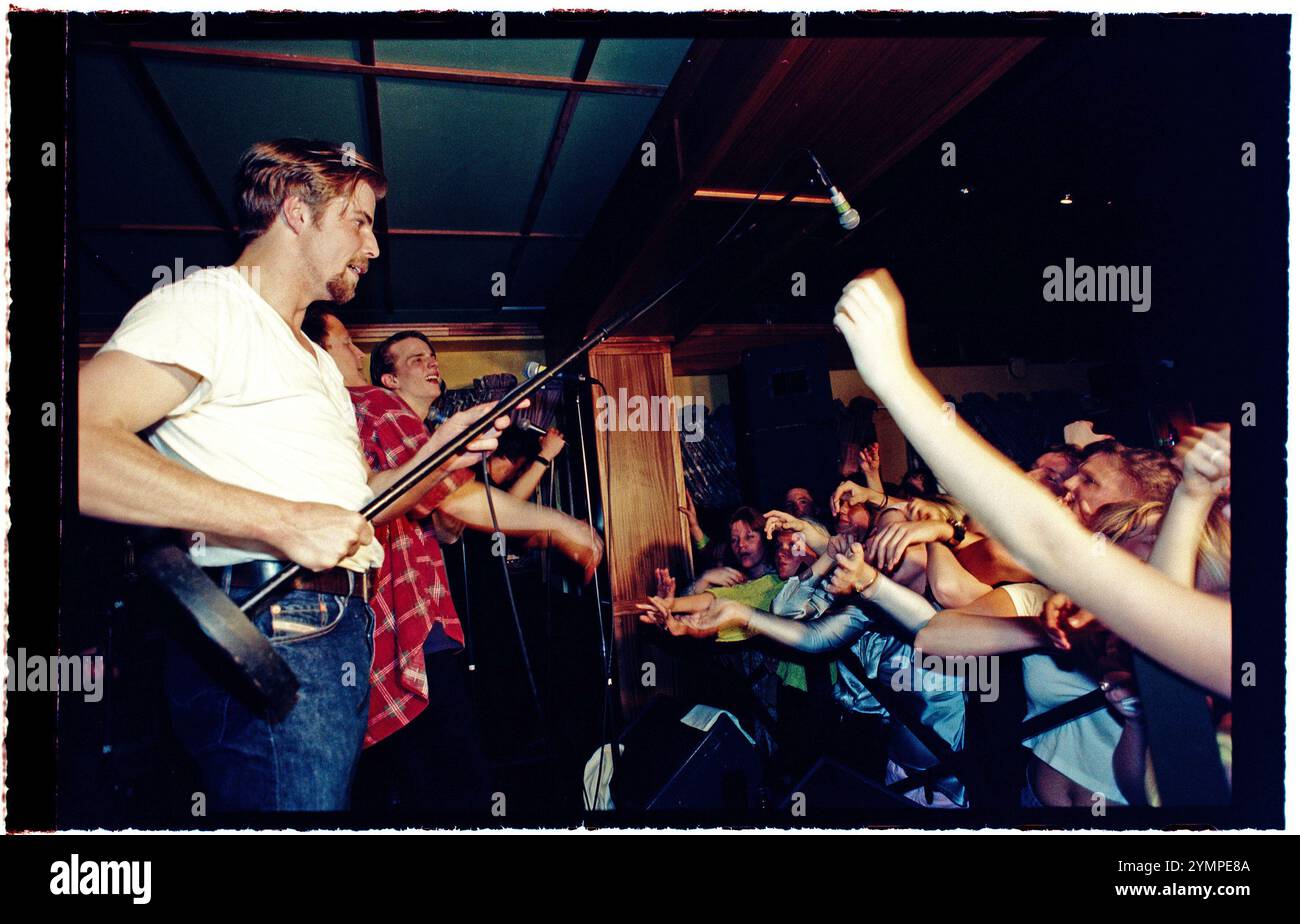 Le star del programma televisivo "Rederiet" (soap opera) hanno creato la band "Captain and the Crew" e sono in tour in Svezia nel 1996, qui a Motala, in Svezia. Martin Forsström durante il concerto. Foto Stock