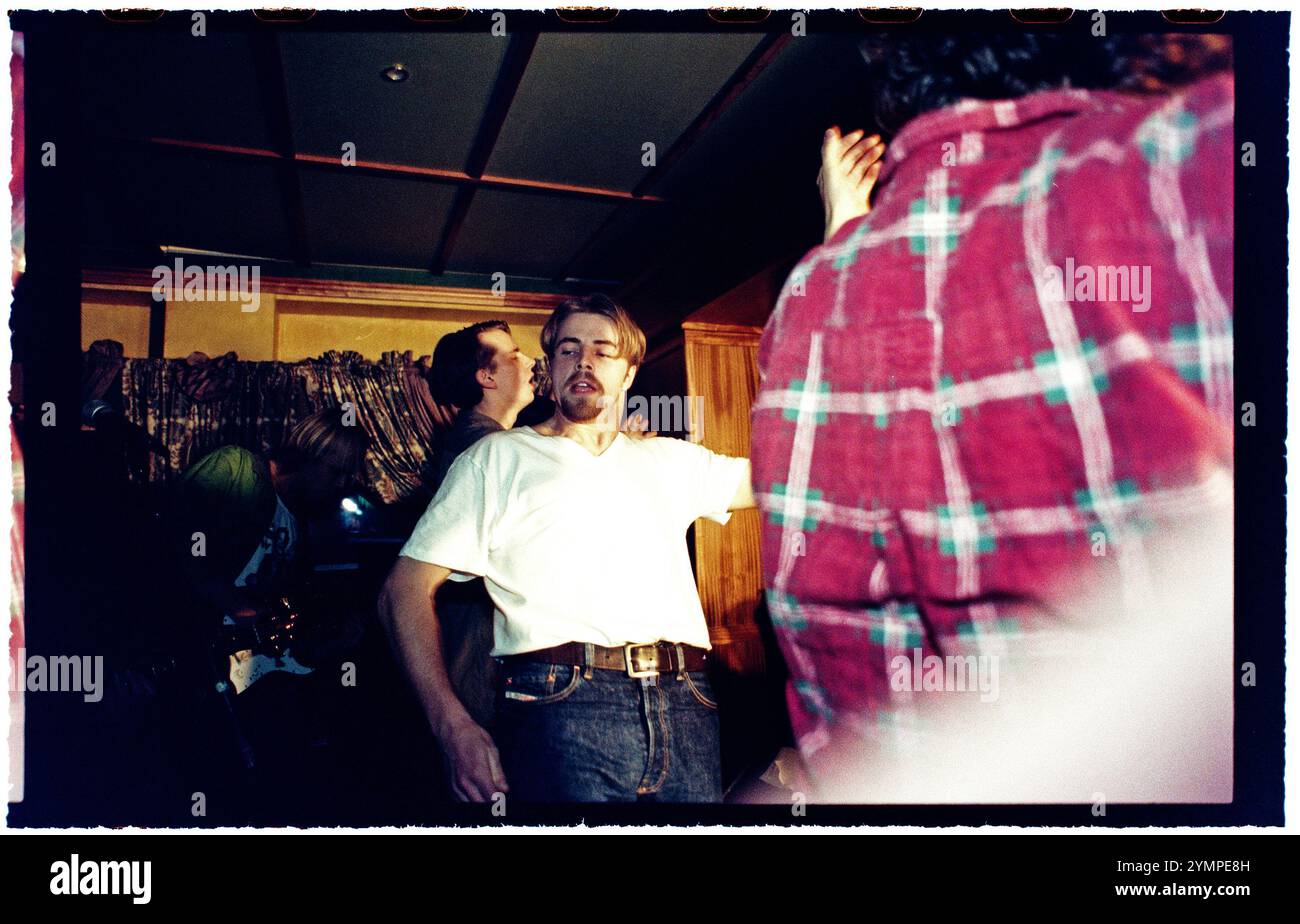 Le star del programma televisivo "Rederiet" (soap opera) hanno creato la band "Captain and the Crew" e sono in tour in Svezia nel 1996, qui a Motala, in Svezia. Martin Forsström durante il concerto. Foto Stock