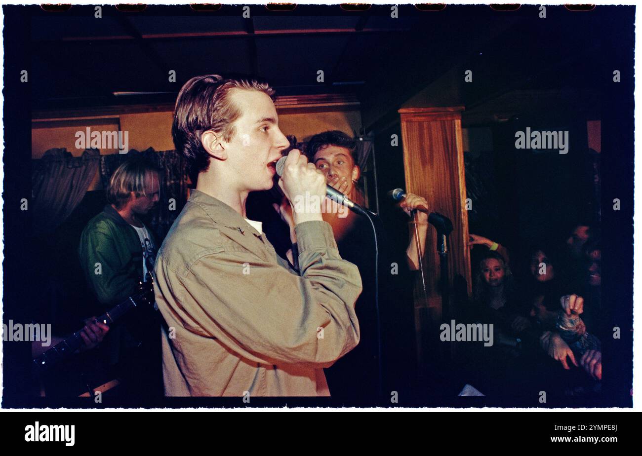 Le star del programma televisivo "Rederiet" (soap opera) hanno creato la band "Captain and the Crew" e sono in tour in Svezia nel 1996, qui a Motala, in Svezia. Måns Nathanaelsson durante il concerto. Foto Stock