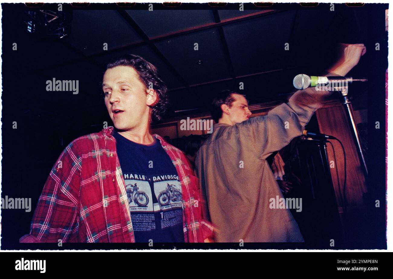 Le star del programma televisivo "Rederiet" (soap opera) hanno creato la band "Captain and the Crew" e sono in tour in Svezia nel 1996, qui a Motala, in Svezia. Kenneth Söderman e Måns Nathanaelsson durante il concerto. Foto Stock