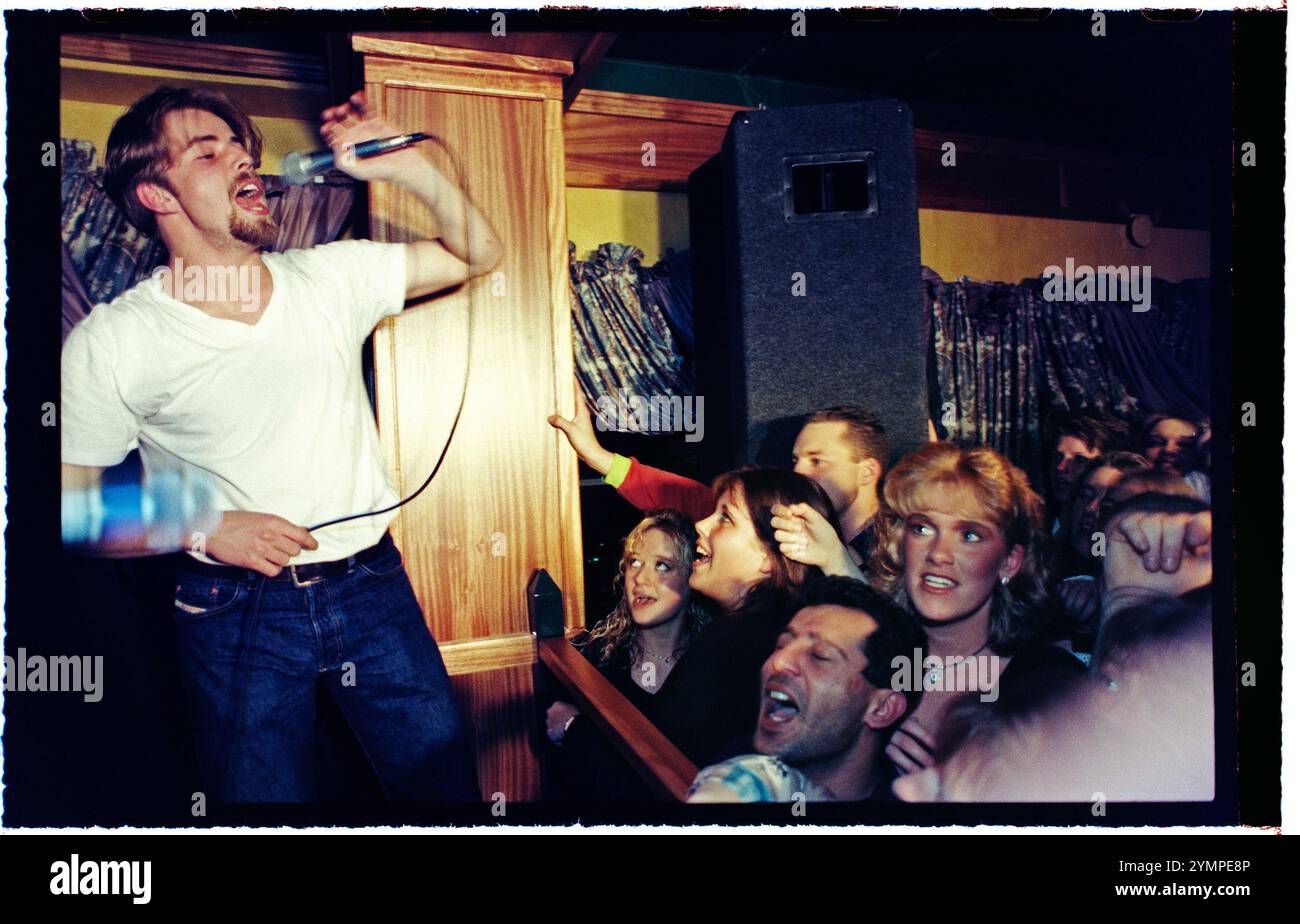 Le star del programma televisivo "Rederiet" (soap opera) hanno creato la band "Captain and the Crew" e sono in tour in Svezia nel 1996, qui a Motala, in Svezia. Martin Forsström durante il concerto. Foto Stock