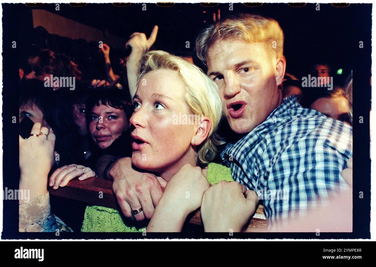 Le star del programma televisivo "Rederiet" (soap opera) hanno creato la band "Captain and the Crew" e sono in tour in Svezia nel 1996, qui a Motala, in Svezia. Pubblico durante il concerto. Foto Stock