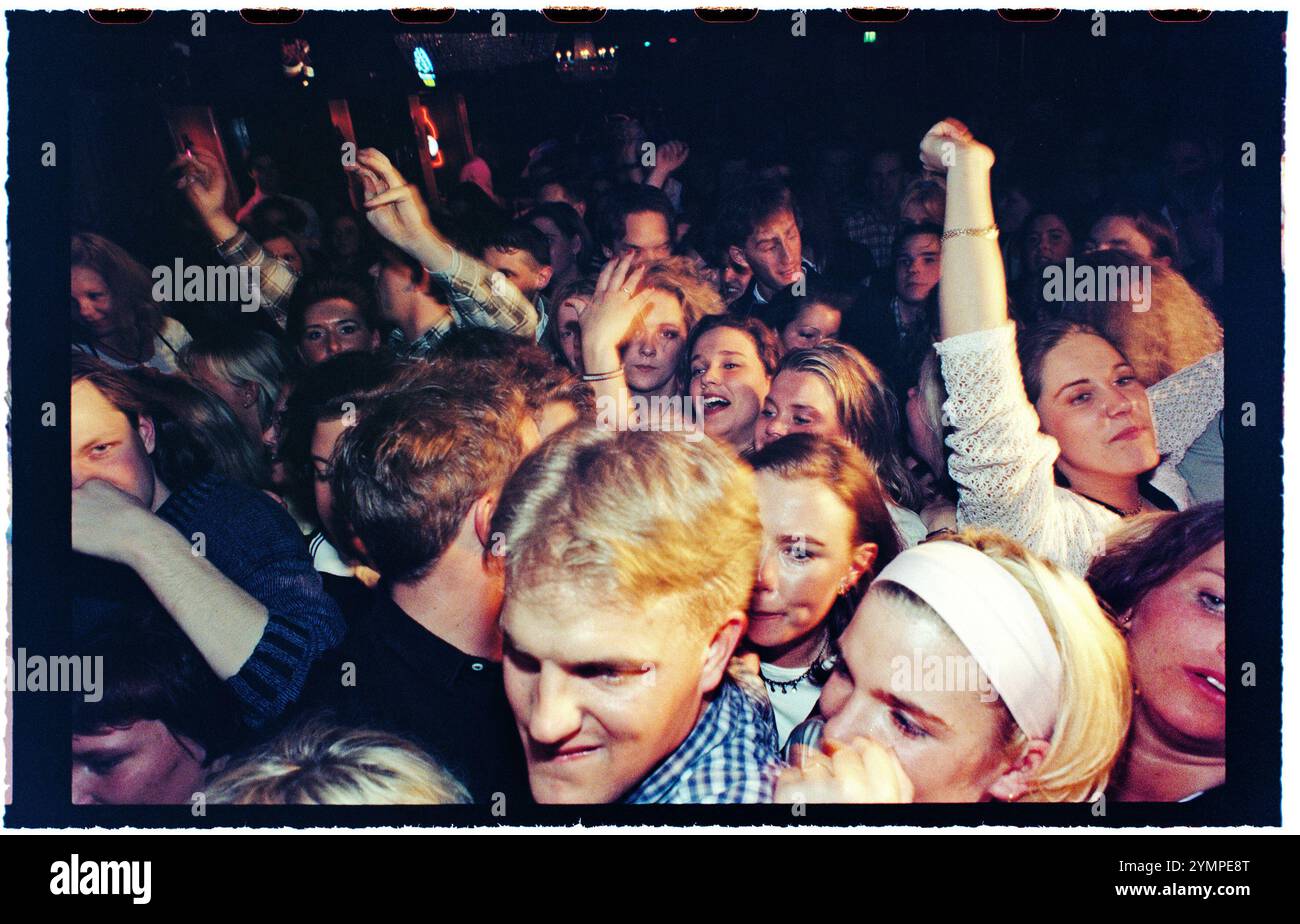 Le star del programma televisivo "Rederiet" (soap opera) hanno creato la band "Captain and the Crew" e sono in tour in Svezia nel 1996, qui a Motala, in Svezia. Pubblico durante il concerto. Foto Stock