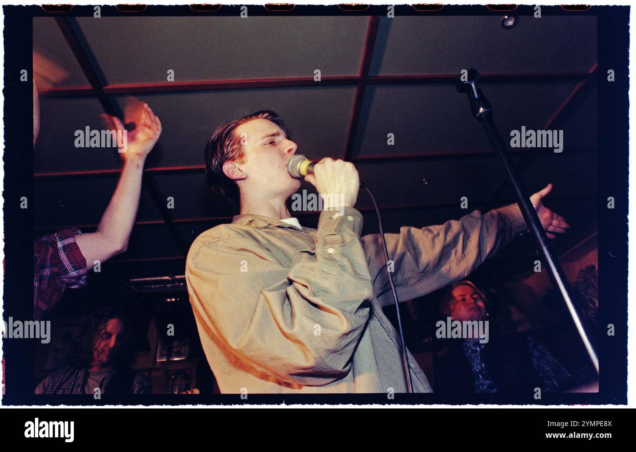 Le star del programma televisivo "Rederiet" (soap opera) hanno creato la band "Captain and the Crew" e sono in tour in Svezia nel 1996, qui a Motala, in Svezia. Måns Nathanaelsson durante il concerto. Foto Stock