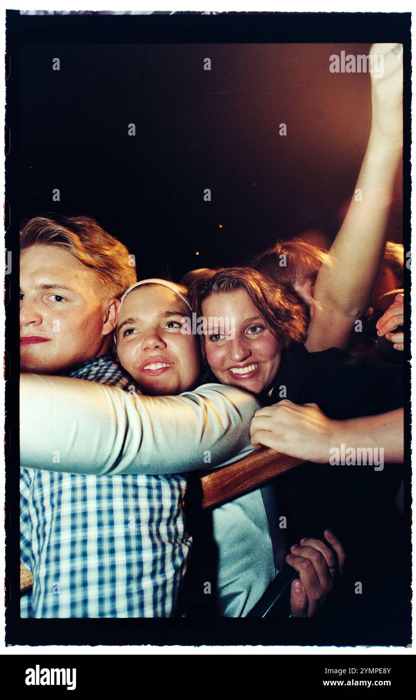 Le star del programma televisivo "Rederiet" (soap opera) hanno creato la band "Captain and the Crew" e sono in tour in Svezia nel 1996, qui a Motala, in Svezia. Pubblico durante il concerto. Foto Stock