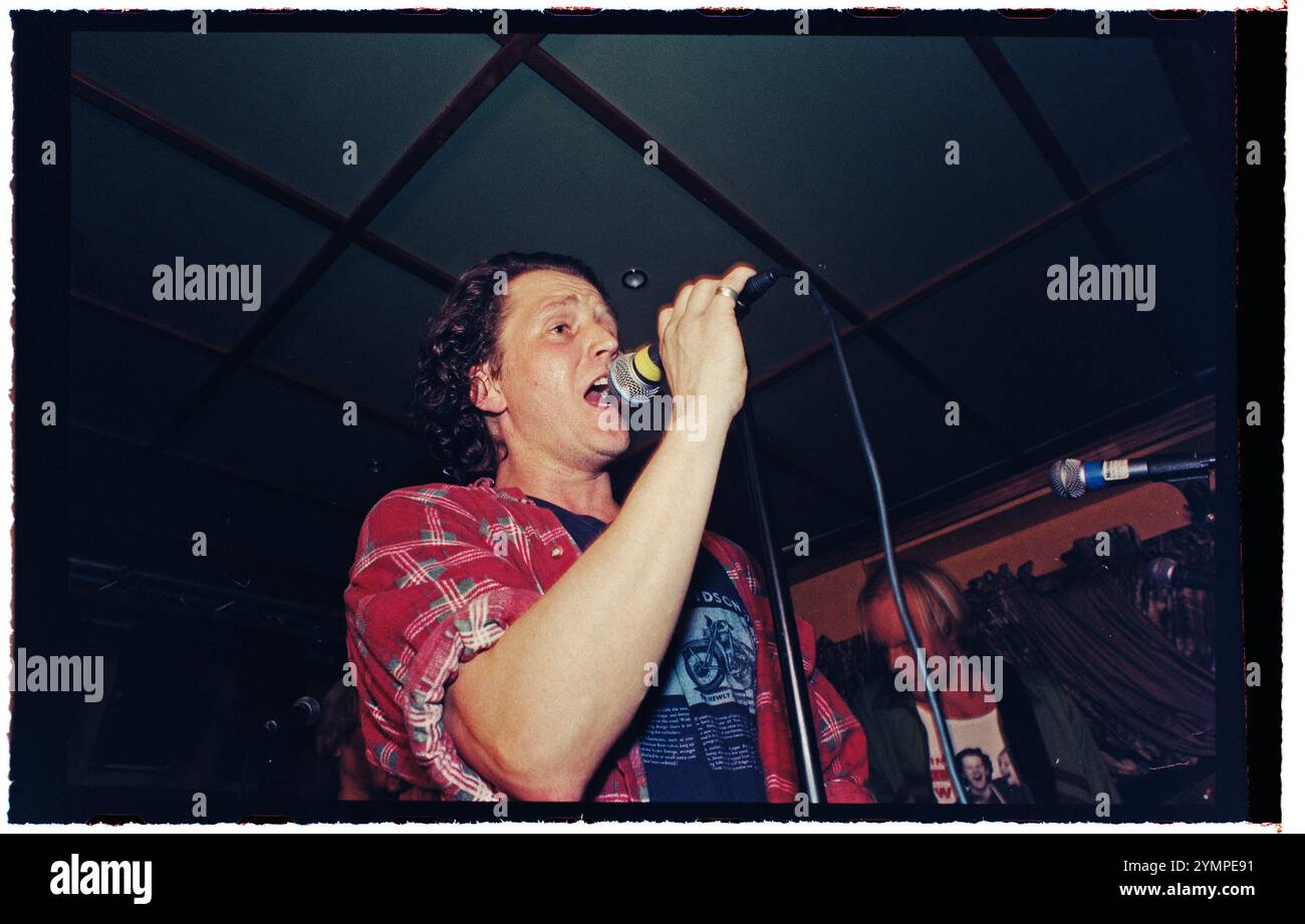 Le star del programma televisivo "Rederiet" (soap opera) hanno creato la band "Captain and the Crew" e sono in tour in Svezia nel 1996, qui a Motala, in Svezia. Kenneth Söderman durante il concerto. Foto Stock