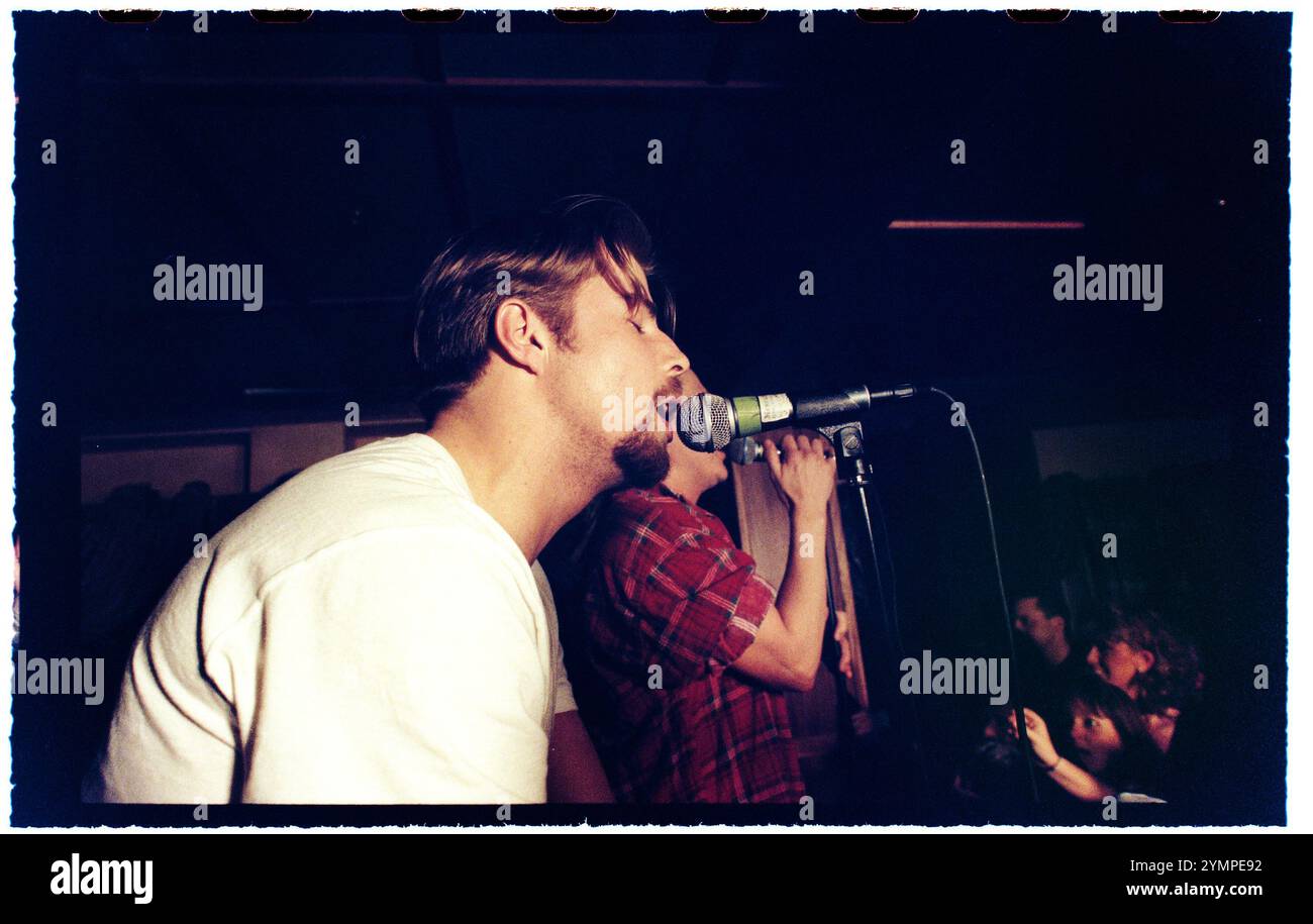 Le star del programma televisivo "Rederiet" (soap opera) hanno creato la band "Captain and the Crew" e sono in tour in Svezia nel 1996, qui a Motala, in Svezia. Martin Forsström durante il concerto. Foto Stock