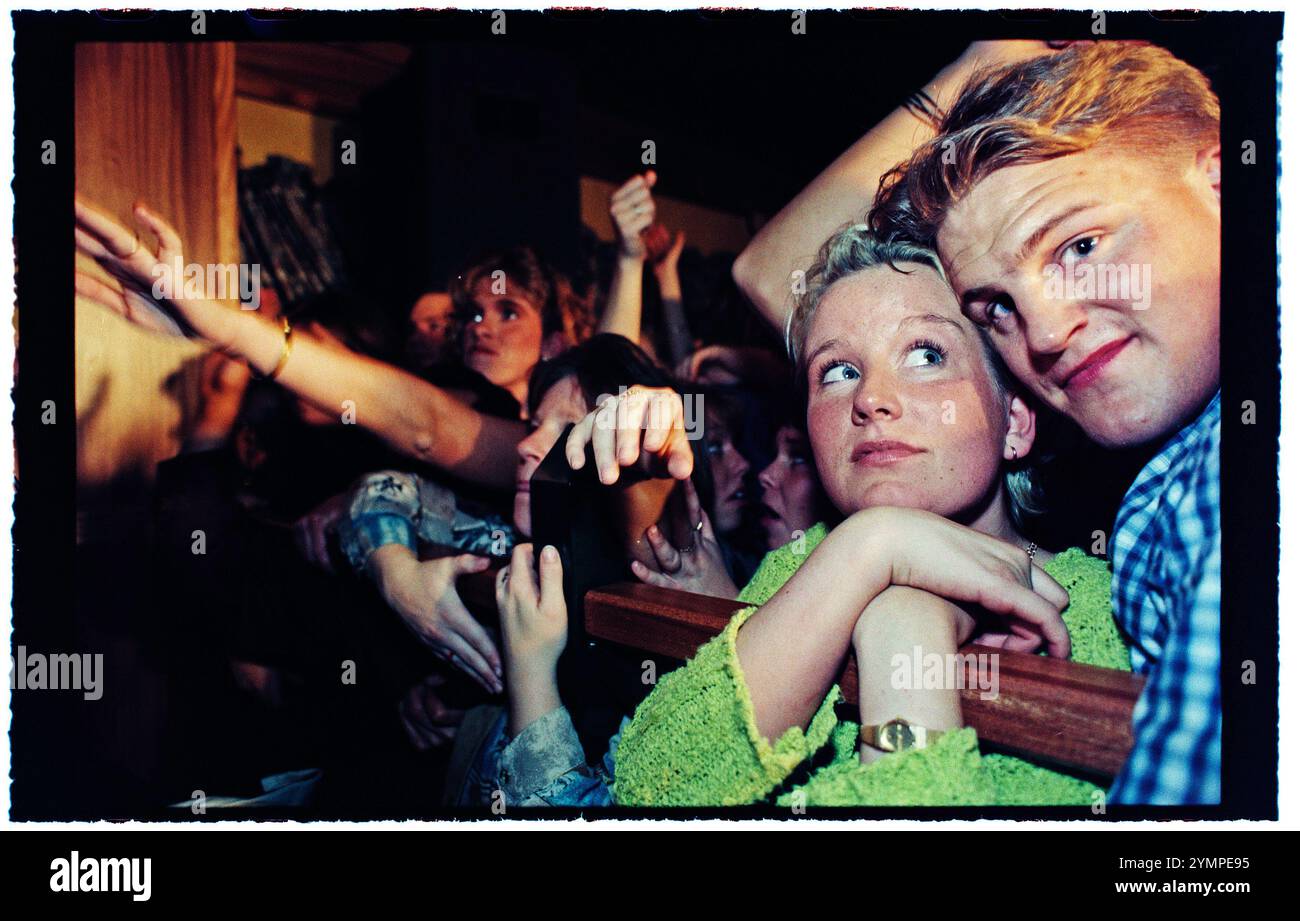 Le star del programma televisivo "Rederiet" (soap opera) hanno creato la band "Captain and the Crew" e sono in tour in Svezia nel 1996, qui a Motala, in Svezia. Pubblico durante il concerto. Foto Stock