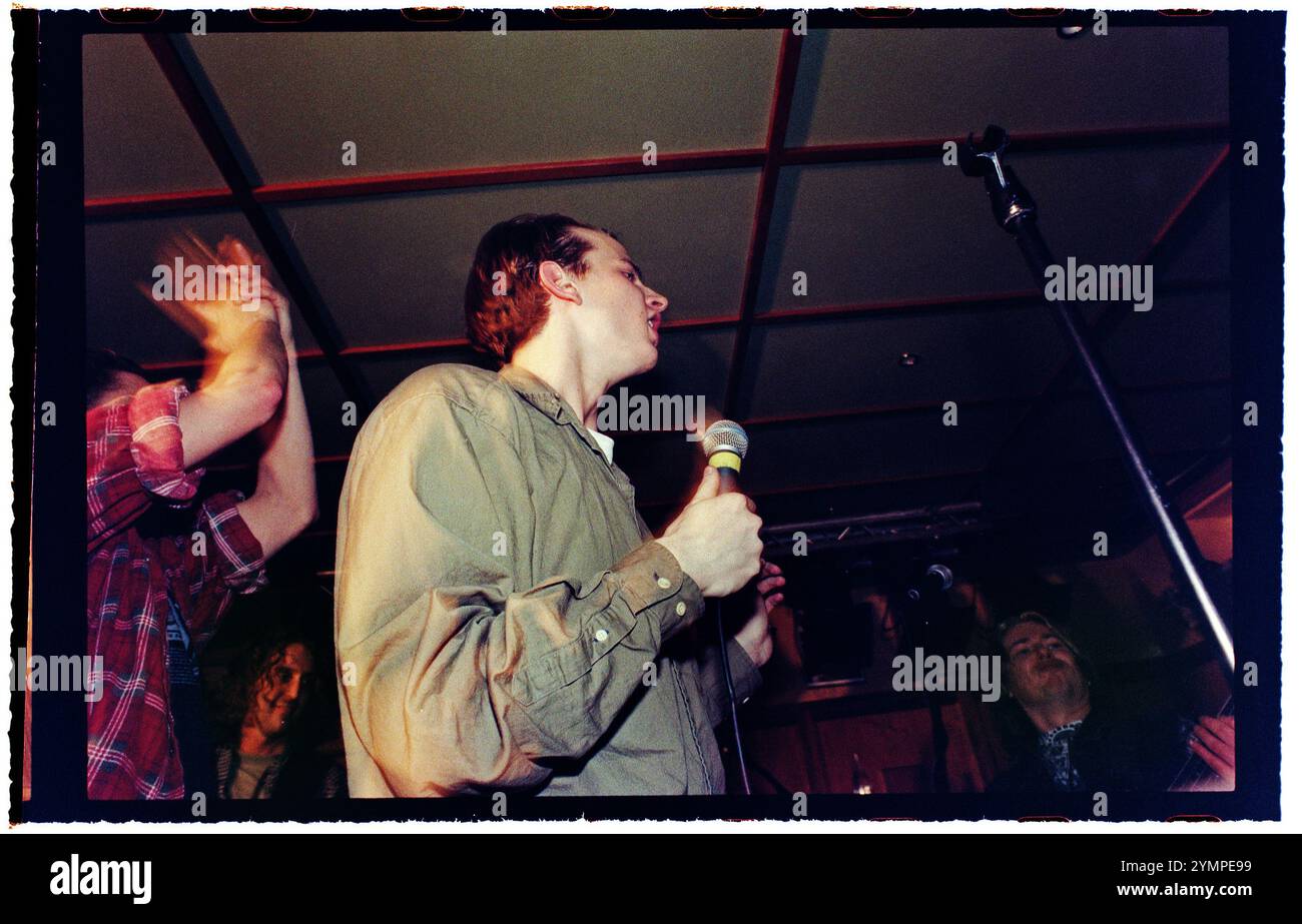 Le star del programma televisivo "Rederiet" (soap opera) hanno creato la band "Captain and the Crew" e sono in tour in Svezia nel 1996, qui a Motala, in Svezia. Måns Nathanaelsson durante il concerto. Foto Stock