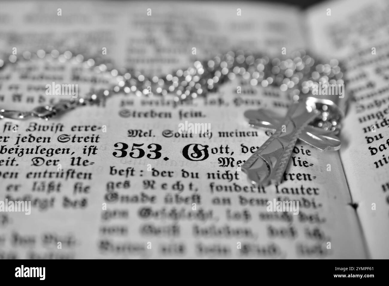 Croce e catena d'argento su un vecchio libro di salmi tedeschi Foto Stock