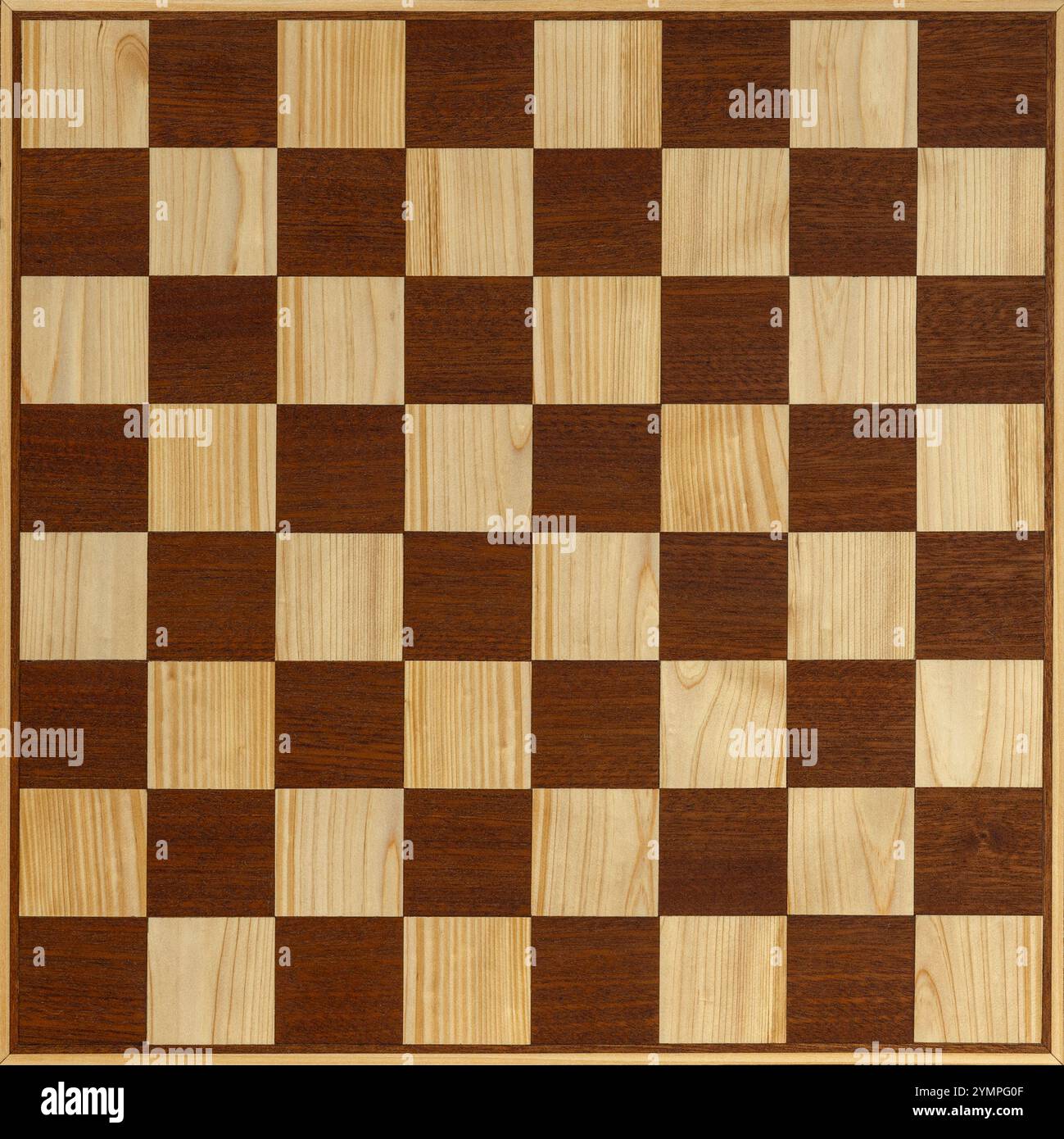 Superficie scacchiera in legno, quadrati beige marrone fatti a mano Foto Stock