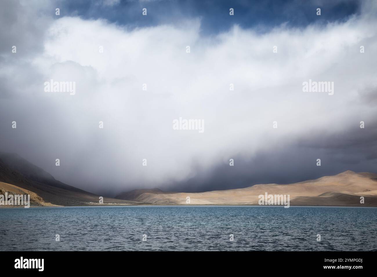 Nuvole di pioggia sul TSO Moriri a Ladakh, Himalaya indiana Foto Stock