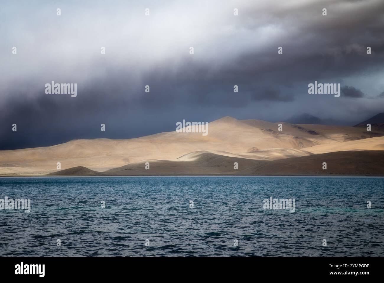 Nuvole di pioggia sul TSO Moriri a Ladakh, Himalaya indiana Foto Stock