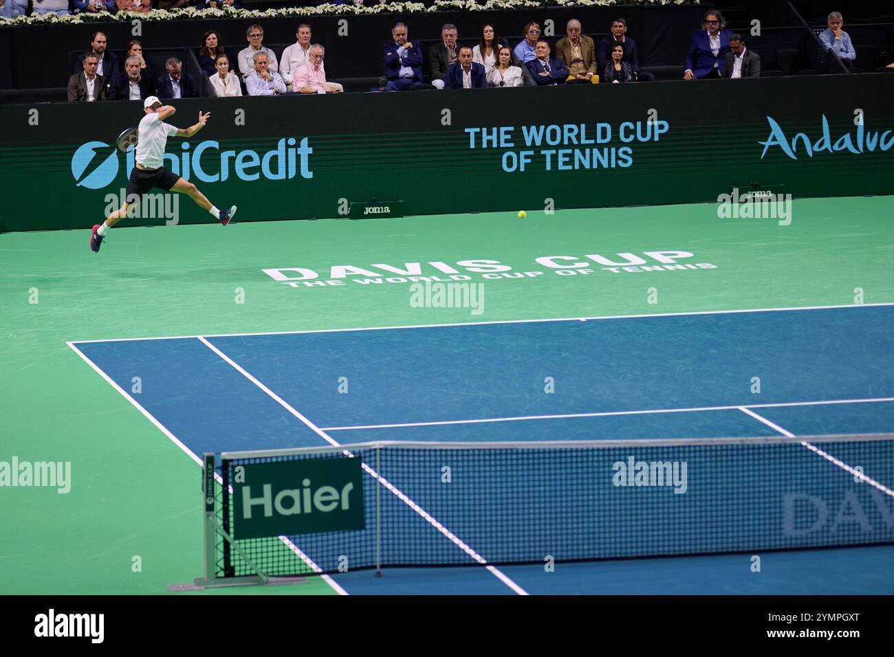 Malaga, Spagna. 22 novembre 2024. Daniel Altmaier, squadra tedesca, in azione contro Botic Van de Zandschulp, squadra olandese vista in azione durante la semifinale di Coppa Davis 8 singolare match 1 Martin Carpena Arena. (Foto di Vicente Vidal Fernandez/Sipa USA) credito: SIPA USA/Alamy Live News Foto Stock