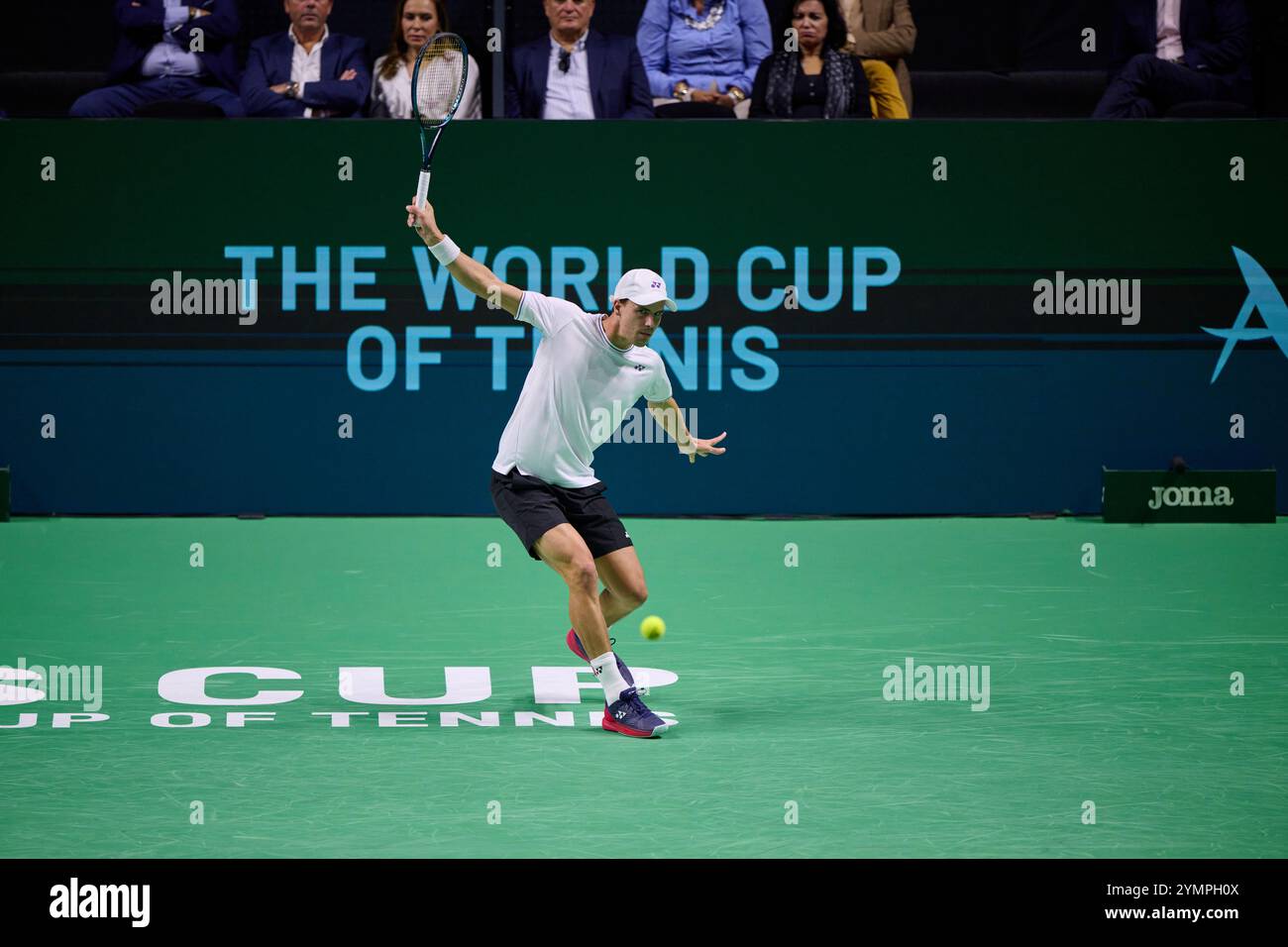 Malaga, Spagna. 22 novembre 2024. Daniel Altmaier, squadra tedesca, in azione contro Botic Van de Zandschulp, squadra olandese vista in azione durante la semifinale di Coppa Davis 8 singolare match 1 Martin Carpena Arena. (Foto di Vicente Vidal Fernandez/Sipa USA) credito: SIPA USA/Alamy Live News Foto Stock