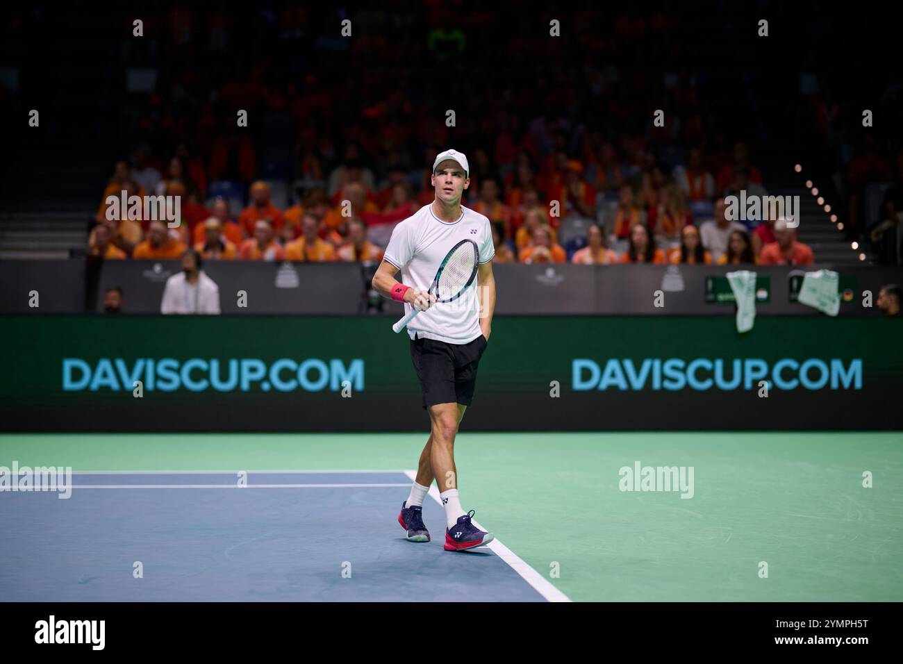 Malaga, Spagna. 22 novembre 2024. Daniel Altmaier, squadra tedesca, in azione contro Botic Van de Zandschulp, squadra olandese vista in azione durante la semifinale di Coppa Davis 8 singolare match 1 Martin Carpena Arena. (Foto di Vicente Vidal Fernandez/Sipa USA) credito: SIPA USA/Alamy Live News Foto Stock