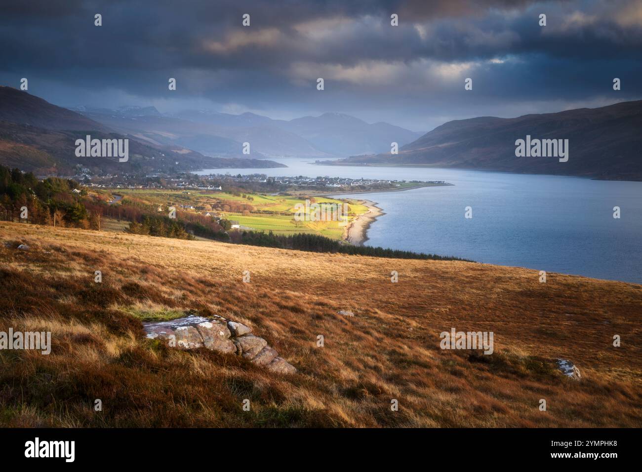 La città di Ullapool sul Loch Broom nel nord-ovest della Scozia Foto Stock