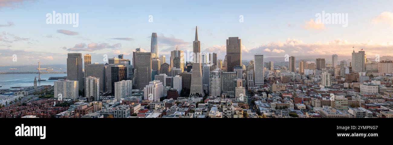 lo skyline di san francisco durante il tramonto Foto Stock