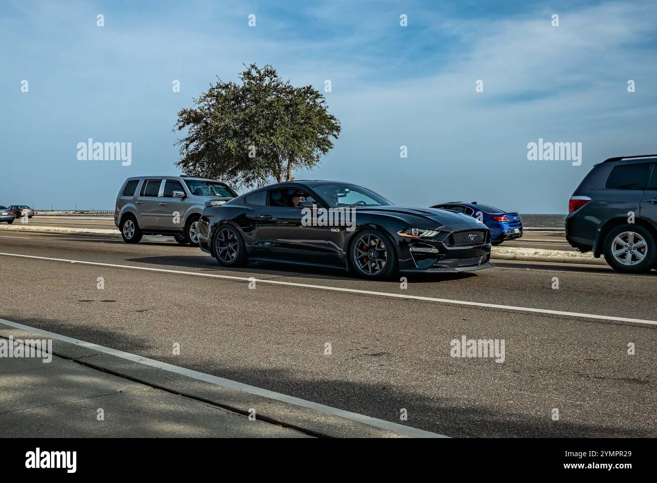 Gulfport, MS - 4 ottobre 2023: Vista grandangolare dell'angolo anteriore di una Ford Mustang GT Premium Coupé del 2018 in una mostra automobilistica locale. Foto Stock