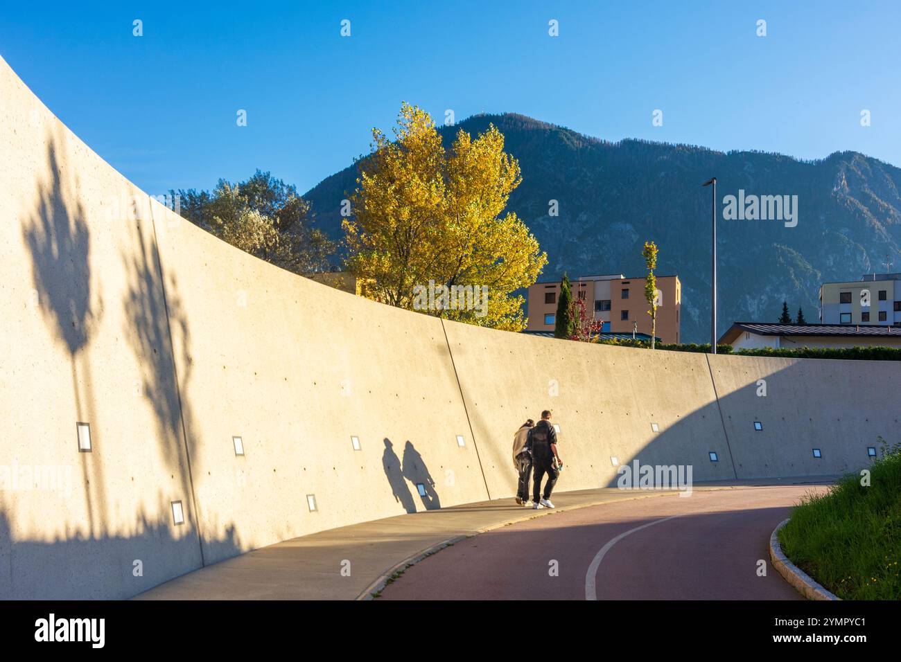 Lienz: Sottopassaggio pedonale e ciclista alla stazione ferroviaria, pedoni e loro ombre in Osttirol, Tirolo orientale, Tirolo, Tirolo, Austria Foto Stock
