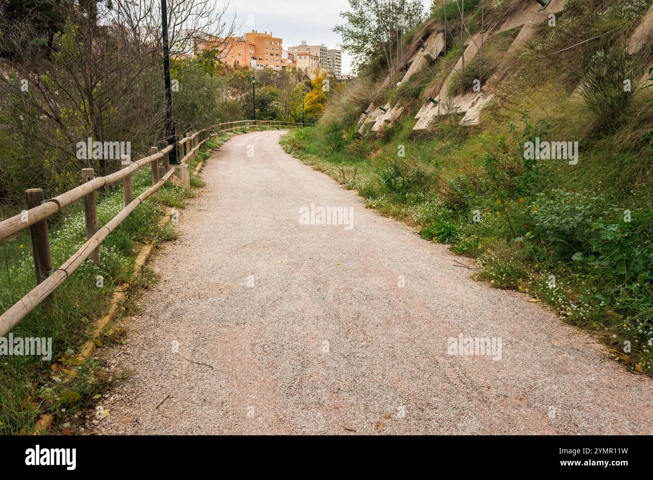 Percorso nell'area ricreativa e sportiva RiverFit vicino al fiume Serpis, Alcoy, Spagna Foto Stock