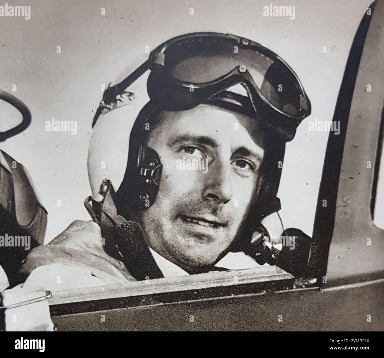 Ritratto del pilota collaudatore Neville Duke. Neville Frederick Duke, DSO, OBE, DFC & Two Bars, AFC, FRAeS (1922 – 2007) è stato un pilota collaudatore britannico e asso dei caccia della seconda guerra mondiale. Gli è stato attribuito il merito della distruzione di 27 aerei nemici. Dopo la guerra, Duke fu riconosciuto come uno dei più importanti piloti collaudatori del mondo. Nel 1953, divenne titolare del record mondiale di velocità aerea quando volò un Hawker Hunter a 727,63 mph (1.171,01 km/h) sopra Littlehampton. (wikipedia) Foto Stock