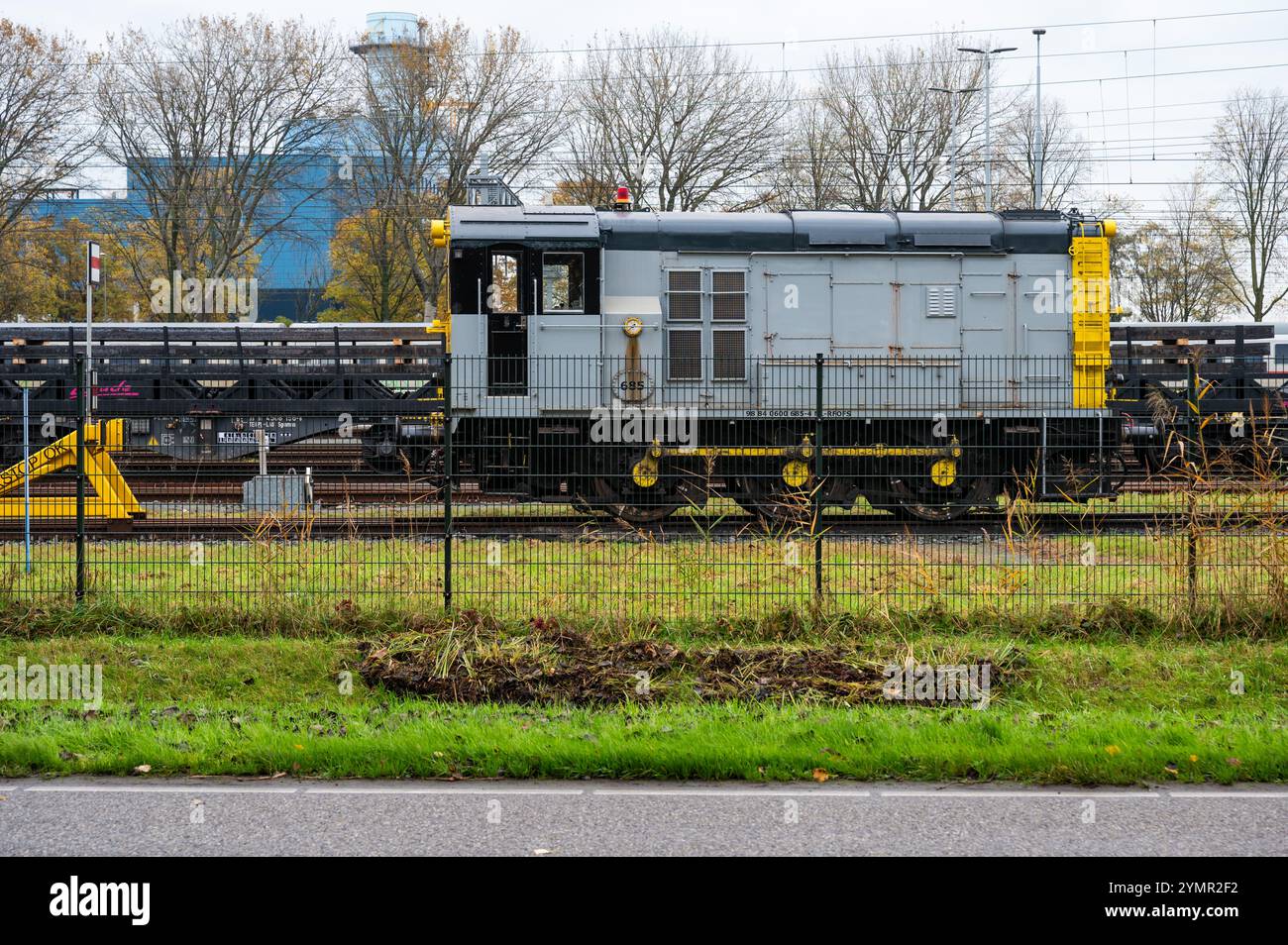 Vecchia locomotiva cargo nella zona industriale Westpoort di Amsterdam, Paesi Bassi, 15 novembre 2024 Foto Stock