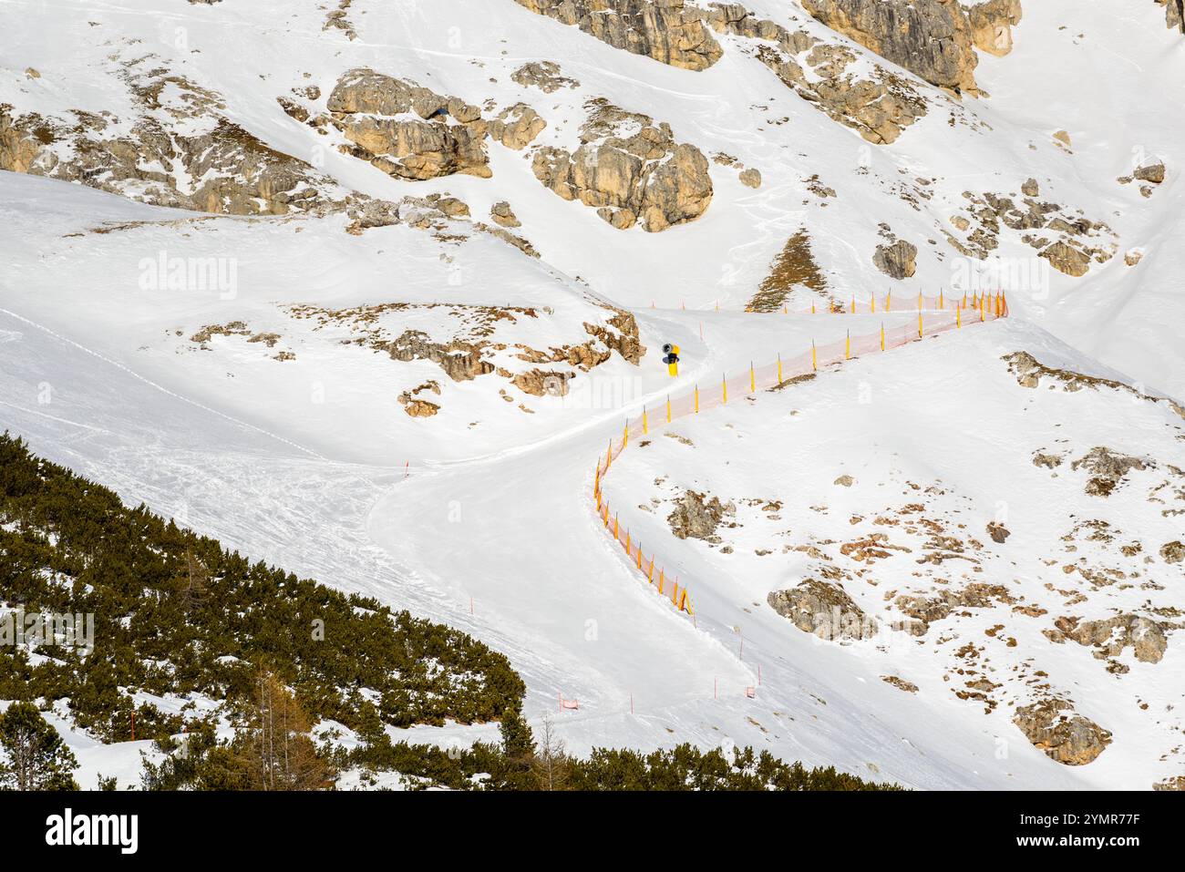 Piste da sci deserte e tortuose sulle Alpi in una giornata invernale soleggiata Foto Stock