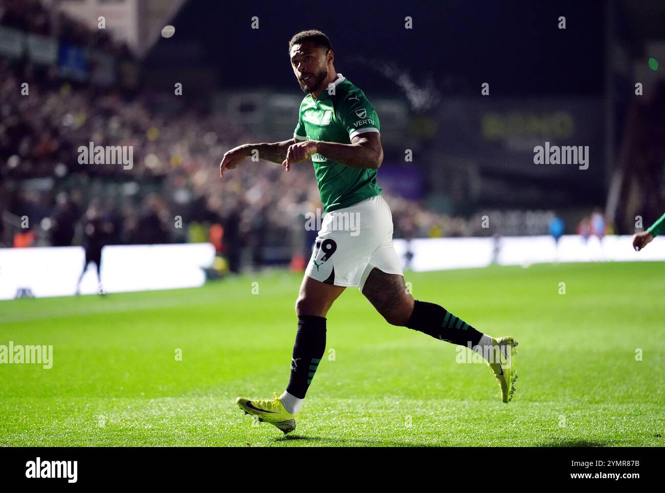 Andre Gray di Plymouth Argyle celebra il primo gol della squadra durante la partita del campionato Sky Bet all'Home Park Stadium di Plymouth. Data foto: Venerdì 22 novembre 2024. Foto Stock