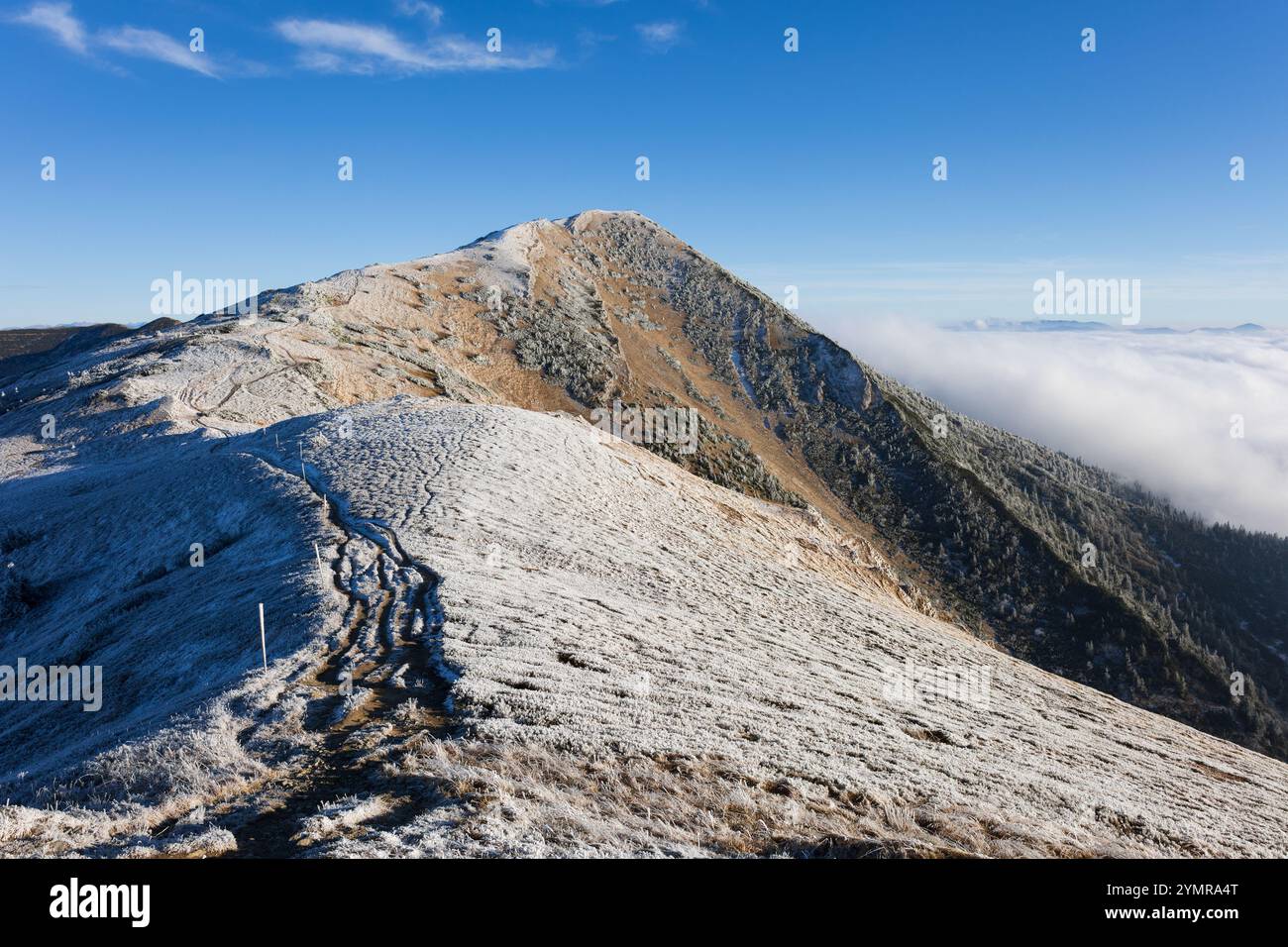 Velky Krivan, Mala Fatra, Slovacchia. Cima, vetta e vetta della montagna. Fine autunno e inizio inverno con neve, gelo, ghiaccio smaltato e rime. Soleggiato e freddo Foto Stock