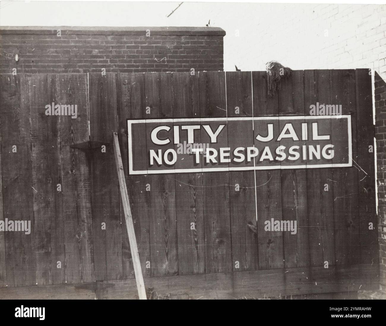 Cartello sulla recinzione della prigione cittadina, Mississippi Delta, Mississippi, 1939. "No Trespassing". Marion Post Wolcott per Farm Security Administration, Foto Stock