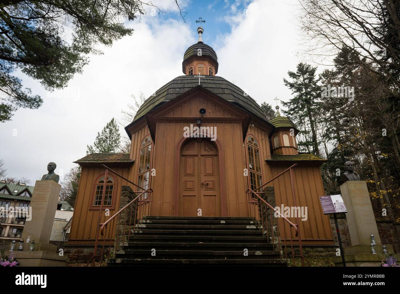 KRYNICA ZDROJ, POLONIA - 2 novembre 2024: La chiesa in legno della Trasfigurazione del Signore e nostra Signora di Czestochowa, un'ex chiesa termale a Krynica Foto Stock